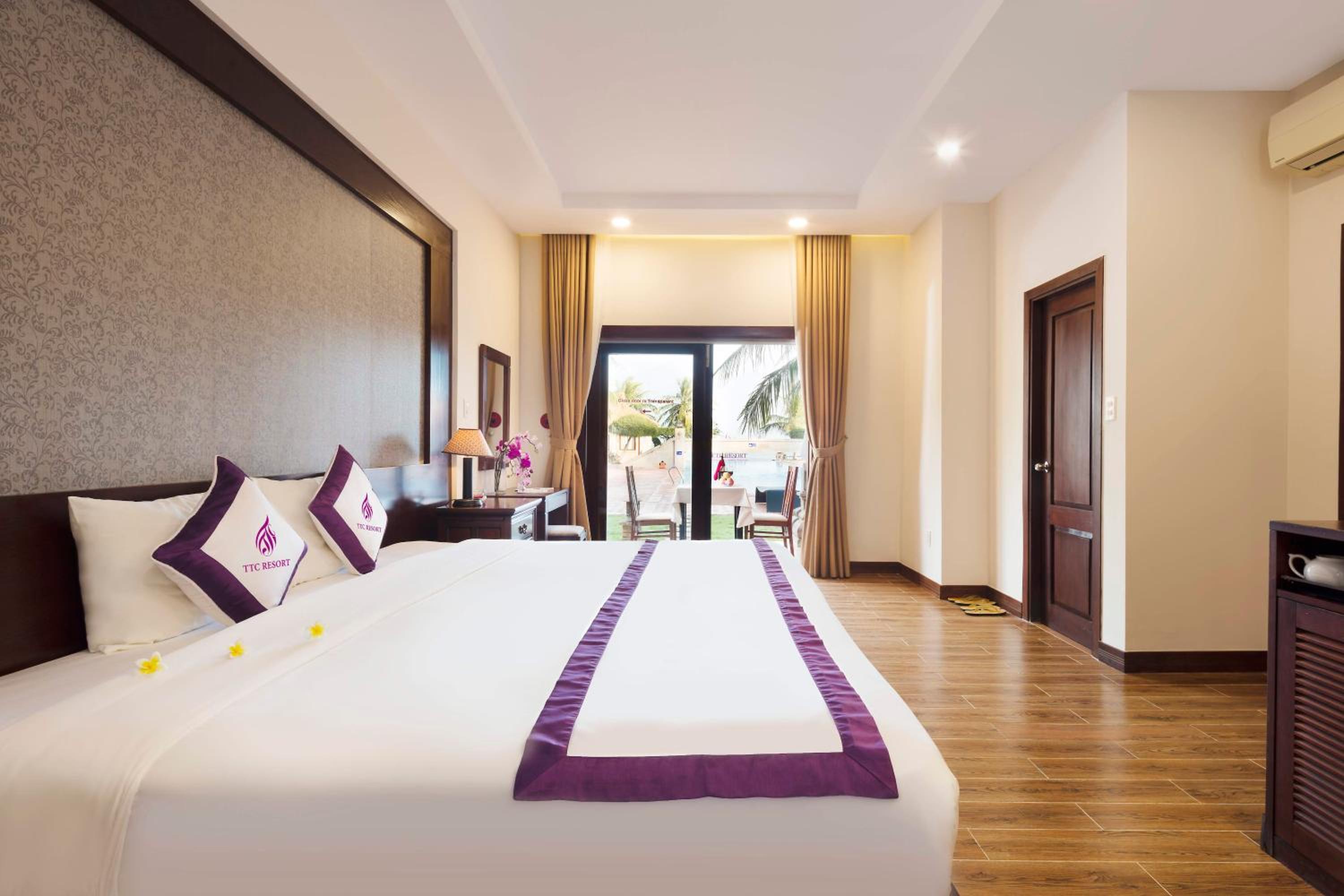 Senior Suite Double with Pool View	 - Photo 1