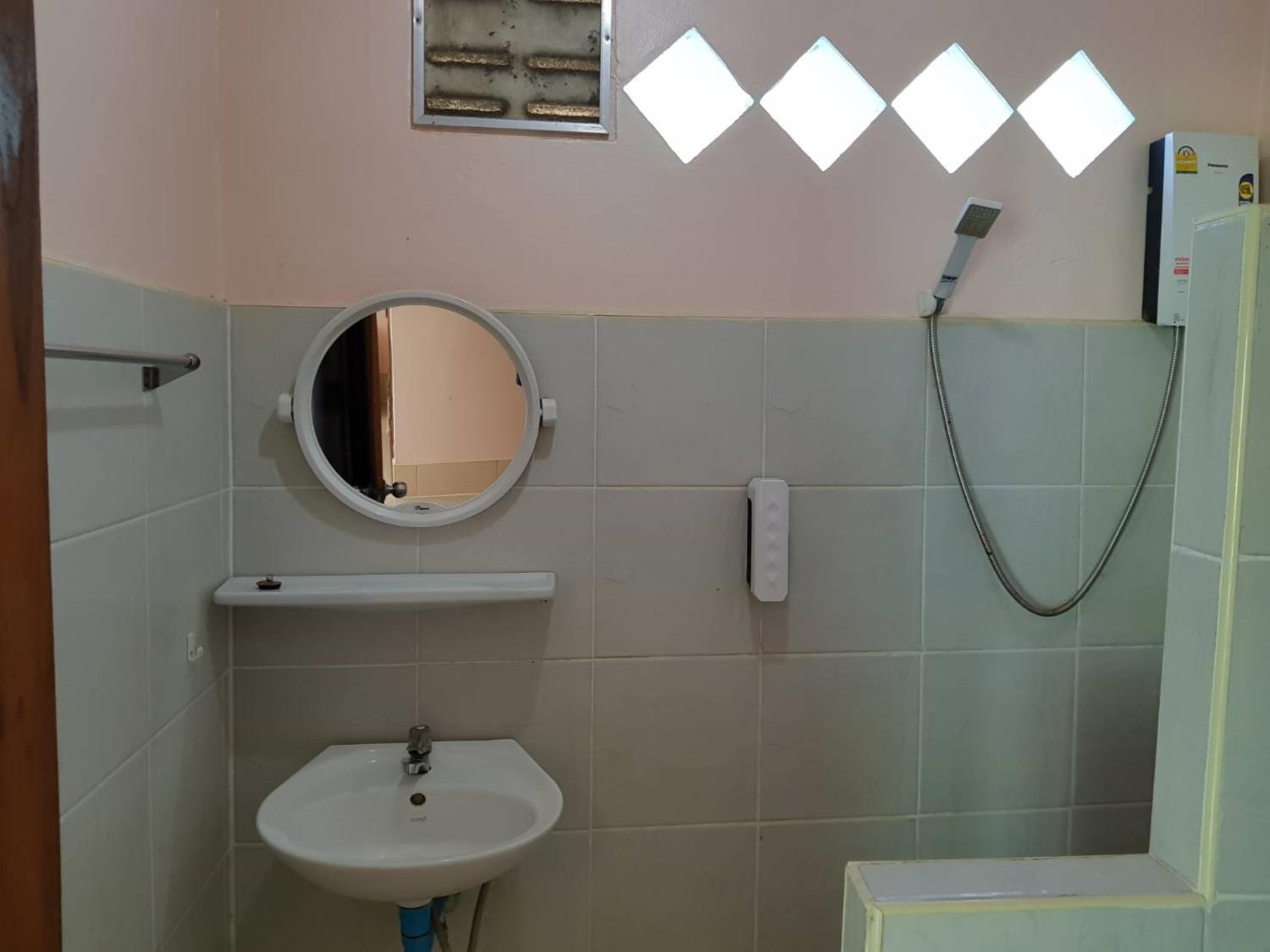 Standard Double Room - Photo 13