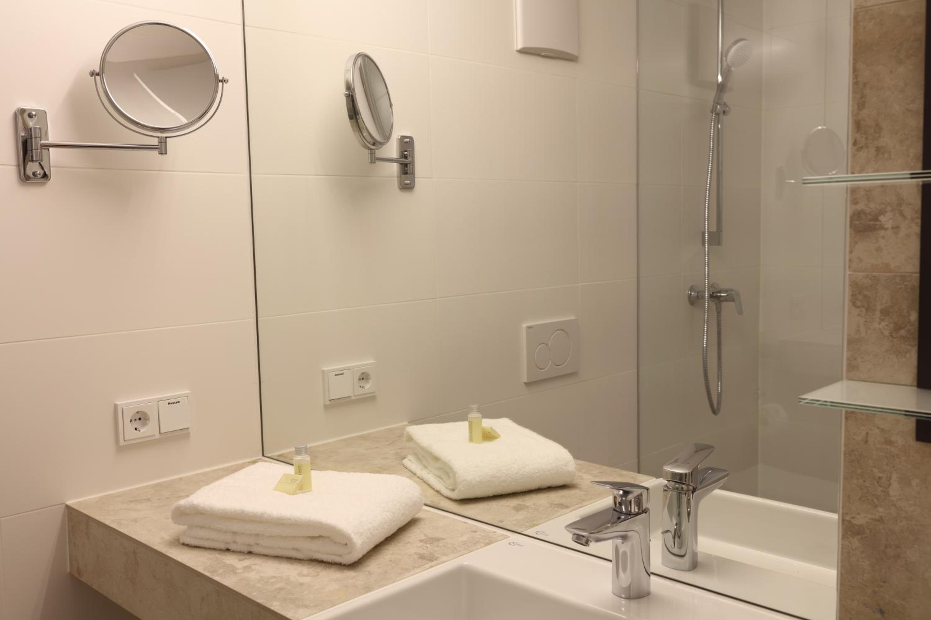 Standard Double Room - Photo 5
