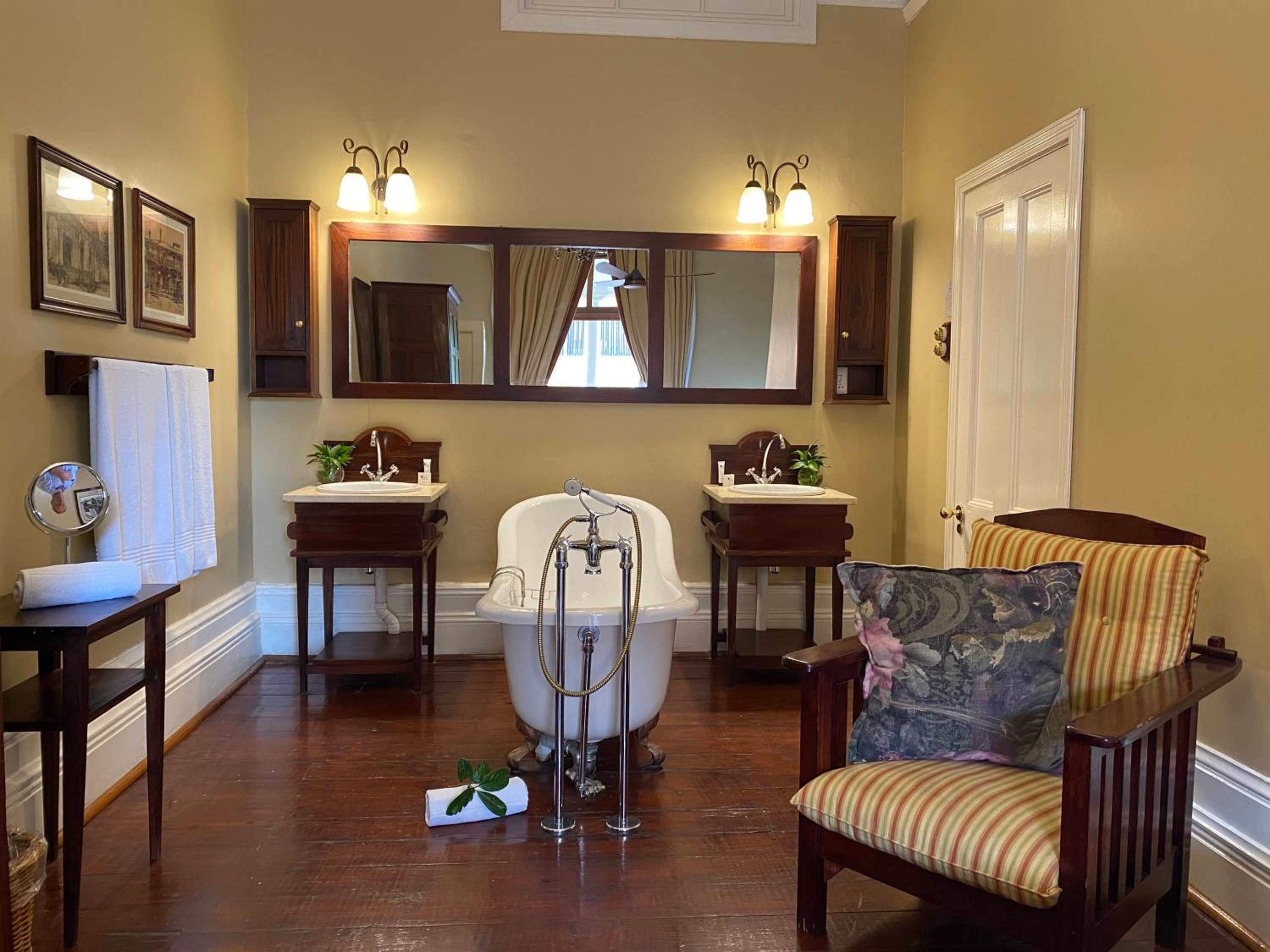 Deluxe Double Room with Balcony photo 3