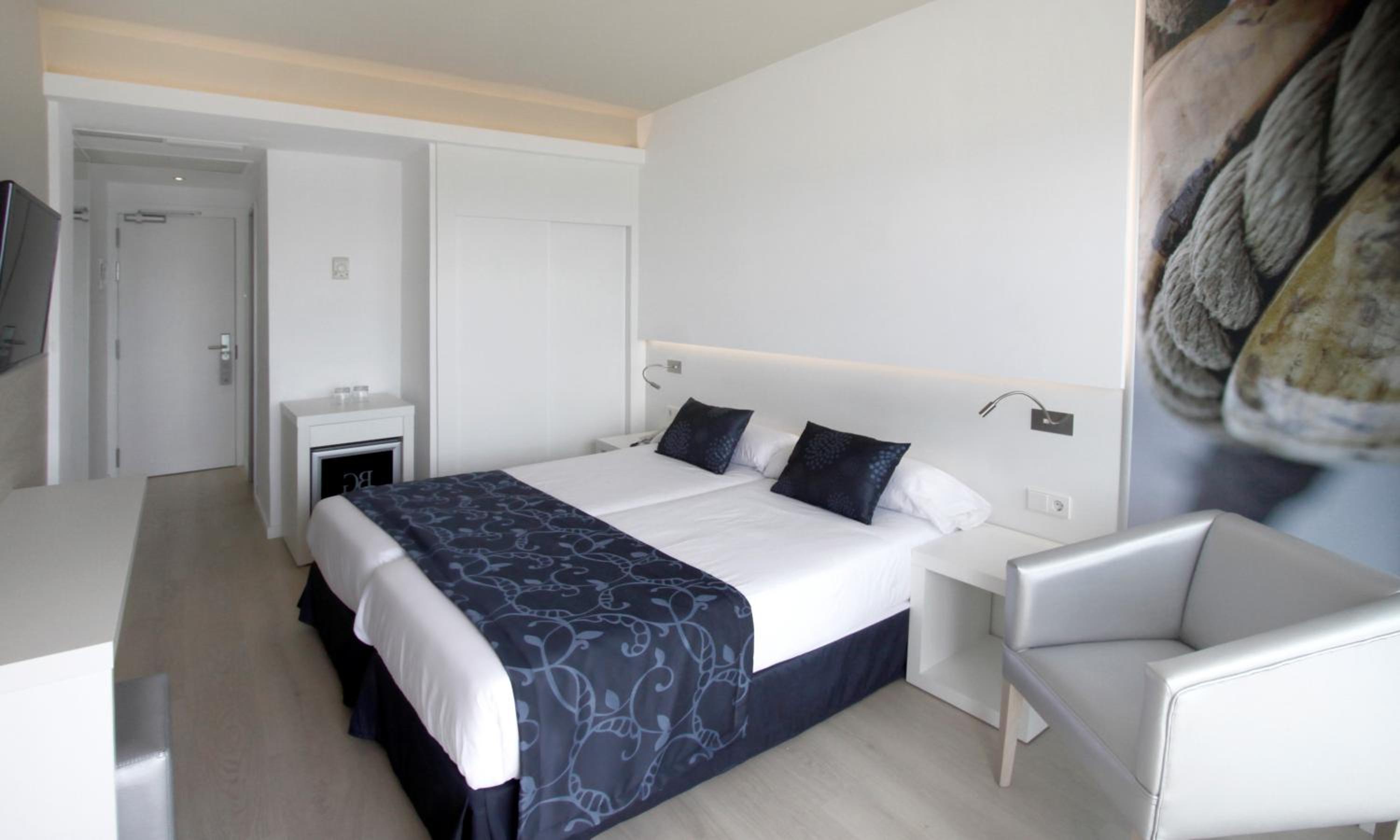Double or Twin Room - Photo 2