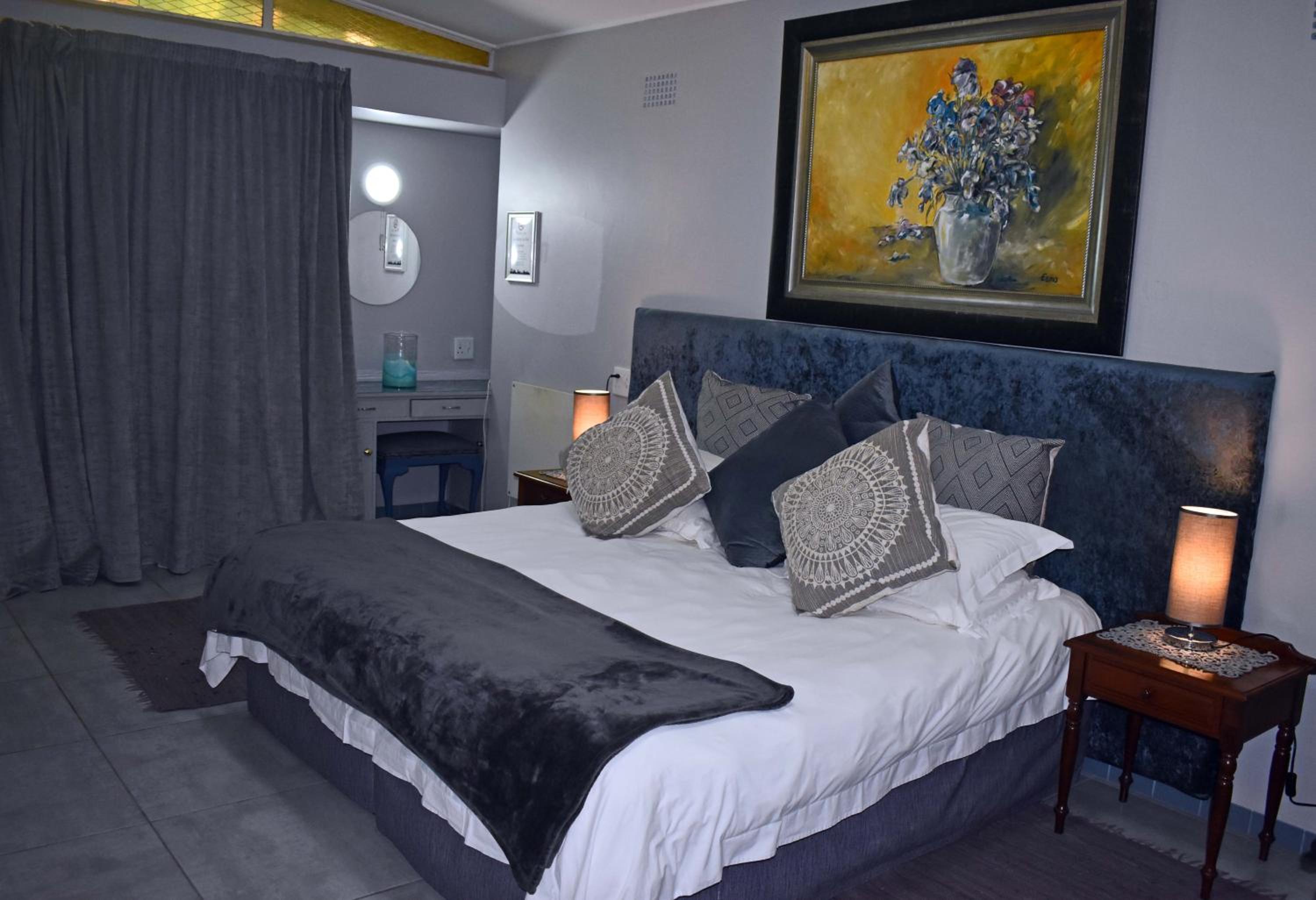 Deluxe King Room - Photo 8