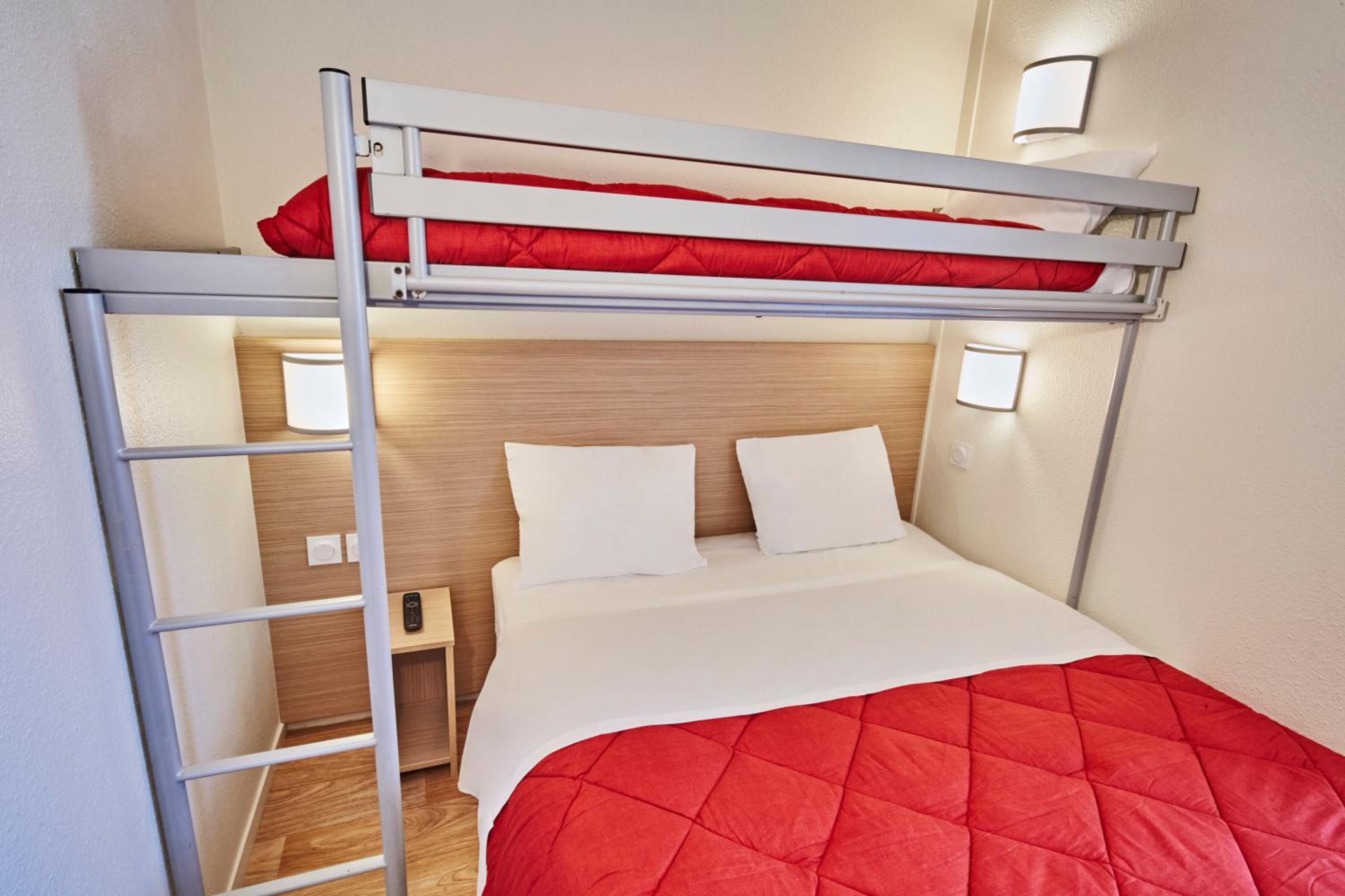 Triple Room (1 Double Bed + 1 Single Bed) - Photo 2