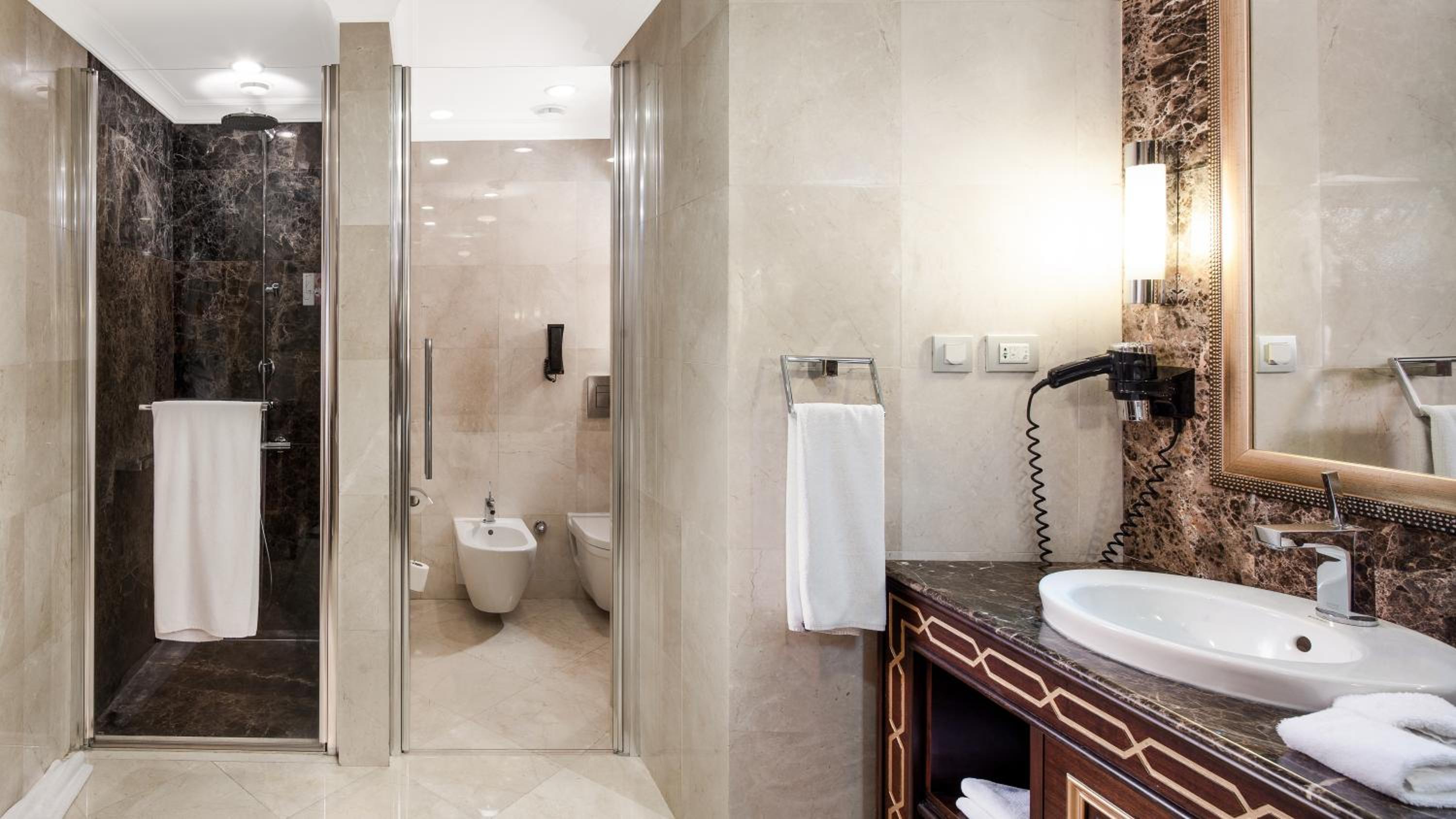 Suite with Spa Bath - Club Lounge Access photo 2