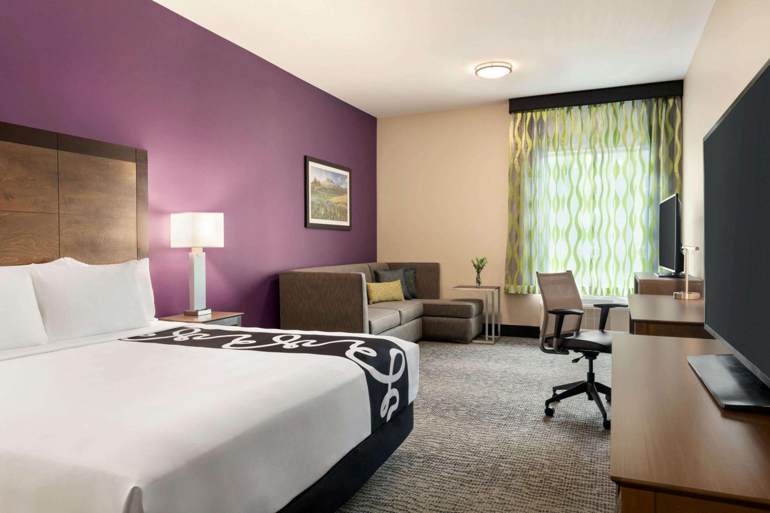 Deluxe King Room with Hearing Impaired Access - Non-Smoking - Photo 3