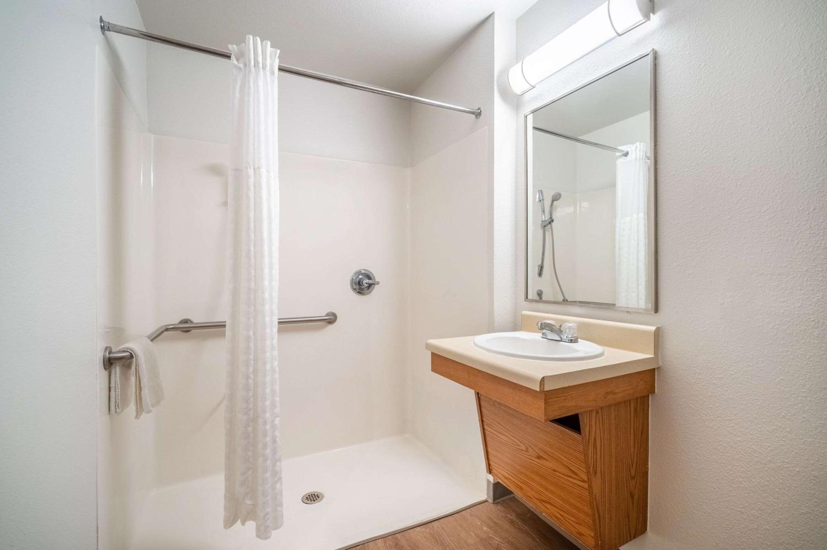 Queen Suite - Accessible photo 2