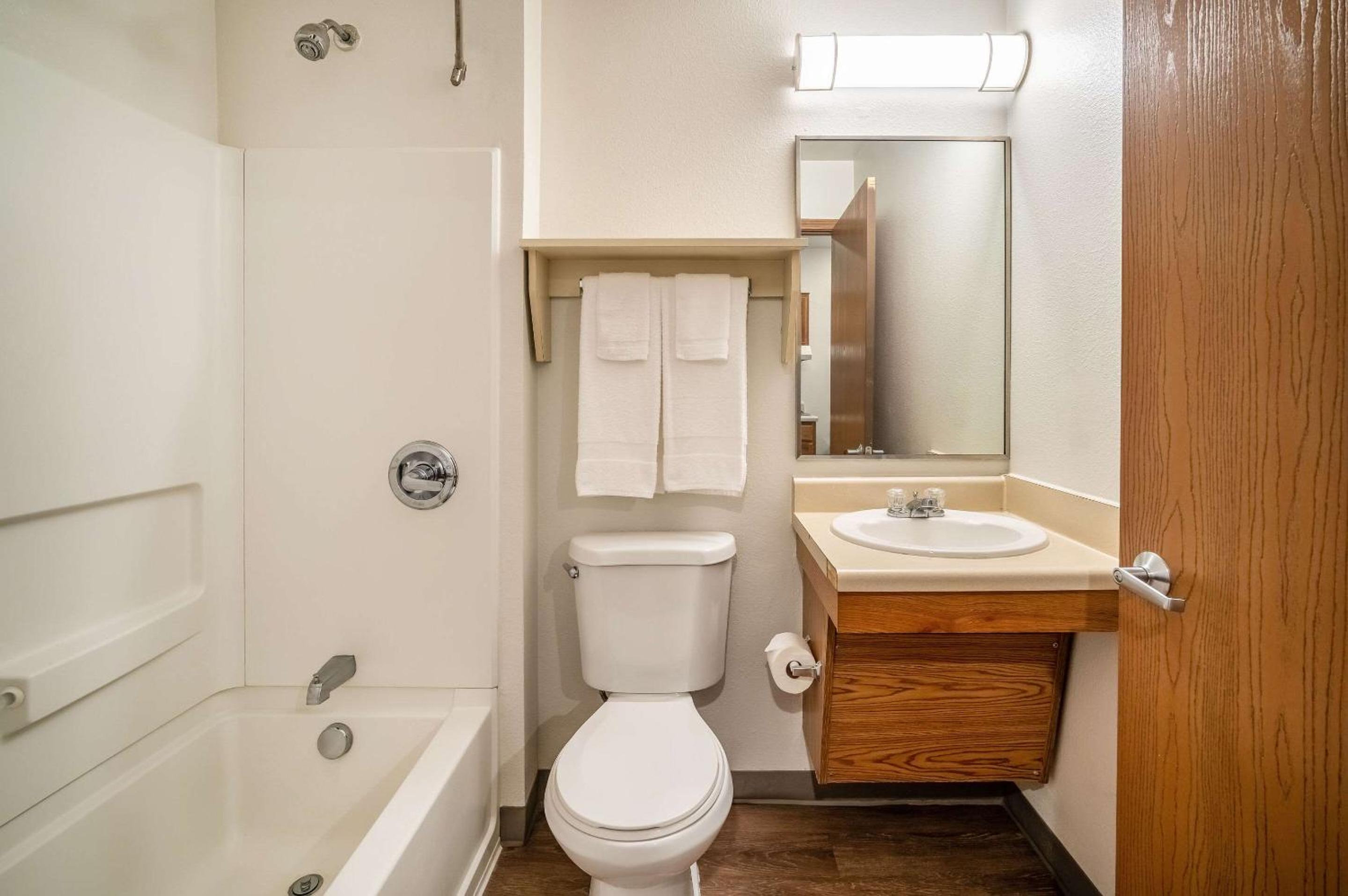 Queen Suite - Non-Smoking photo 2