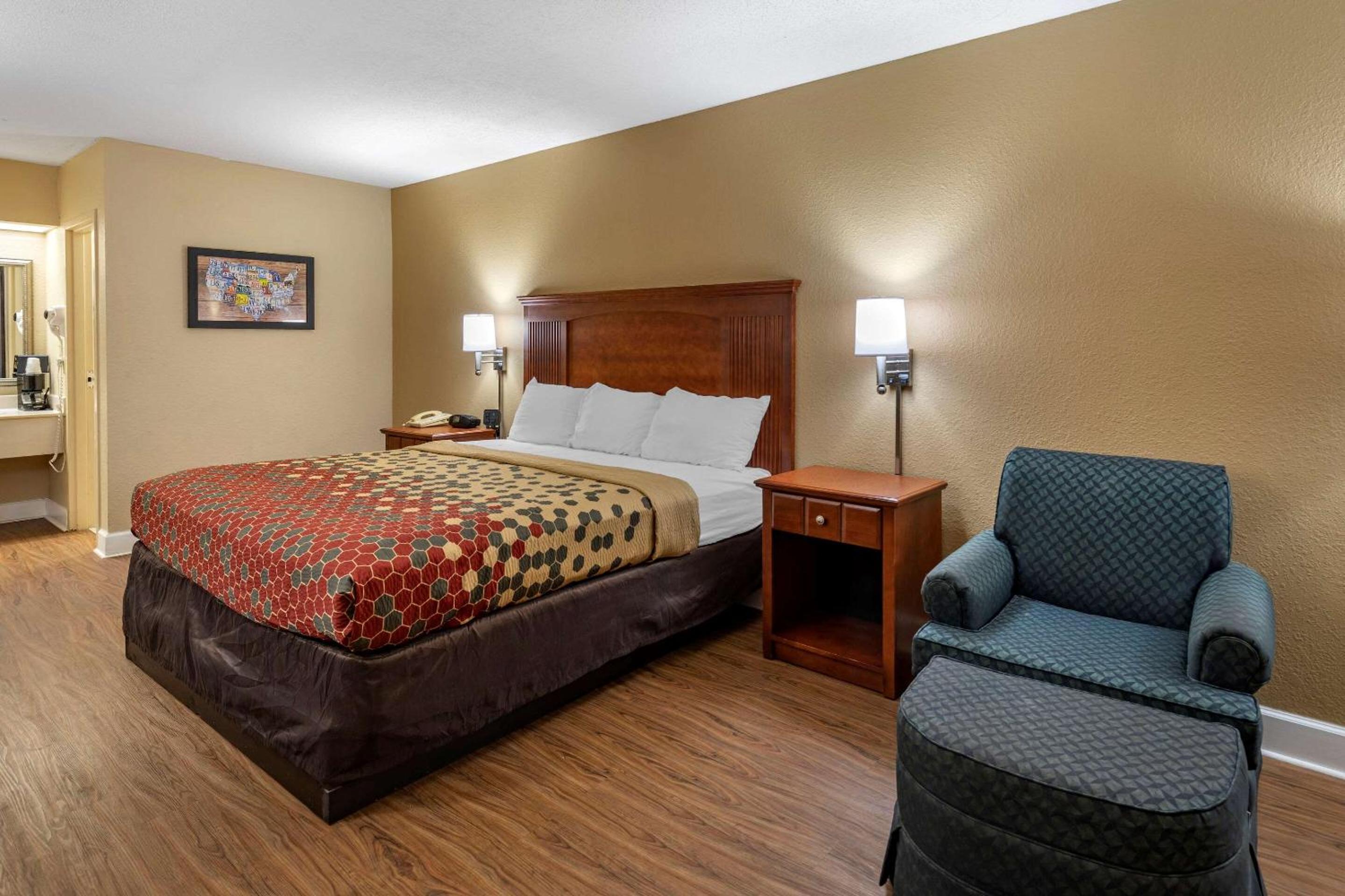 Accessible Room. 1 King Bed, Roll-In Shower, Smoking photo 3