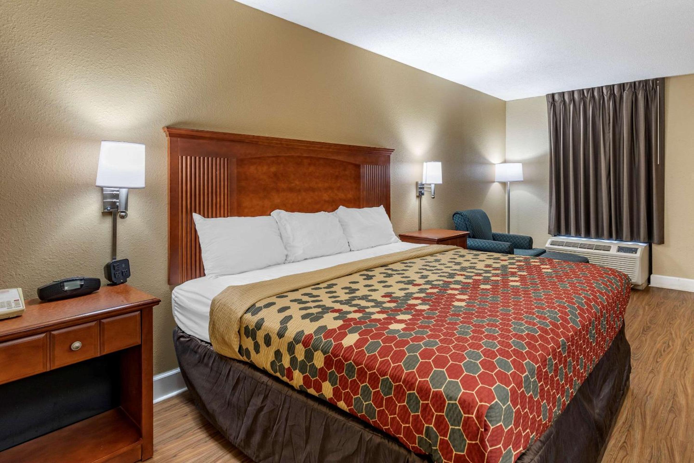 Accessible Room. 1 King Bed, Roll-In Shower, Smoking photo 1