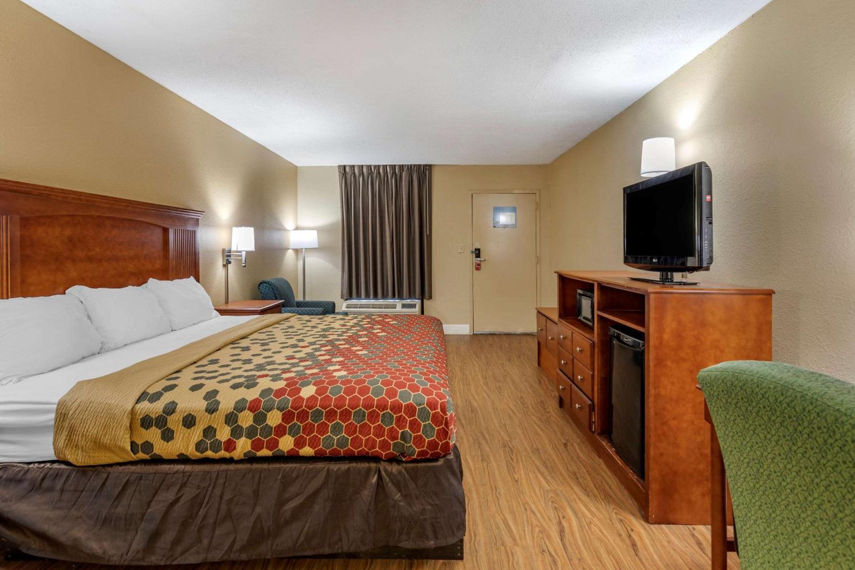 Accessible Room. 1 King Bed, Roll-In Shower, Smoking photo 2