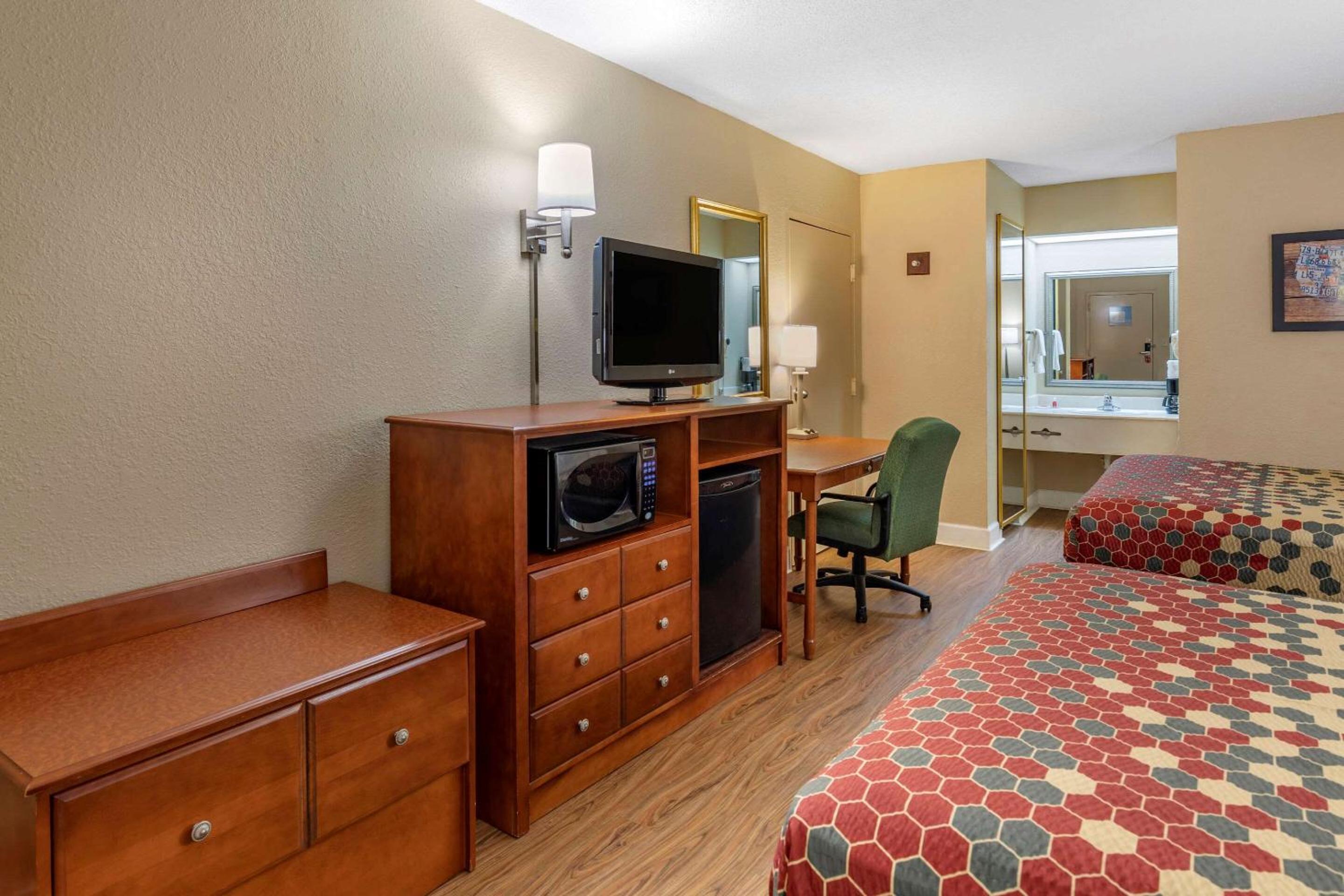 Standard Room, 2 Queen Beds, Smoking photo 2
