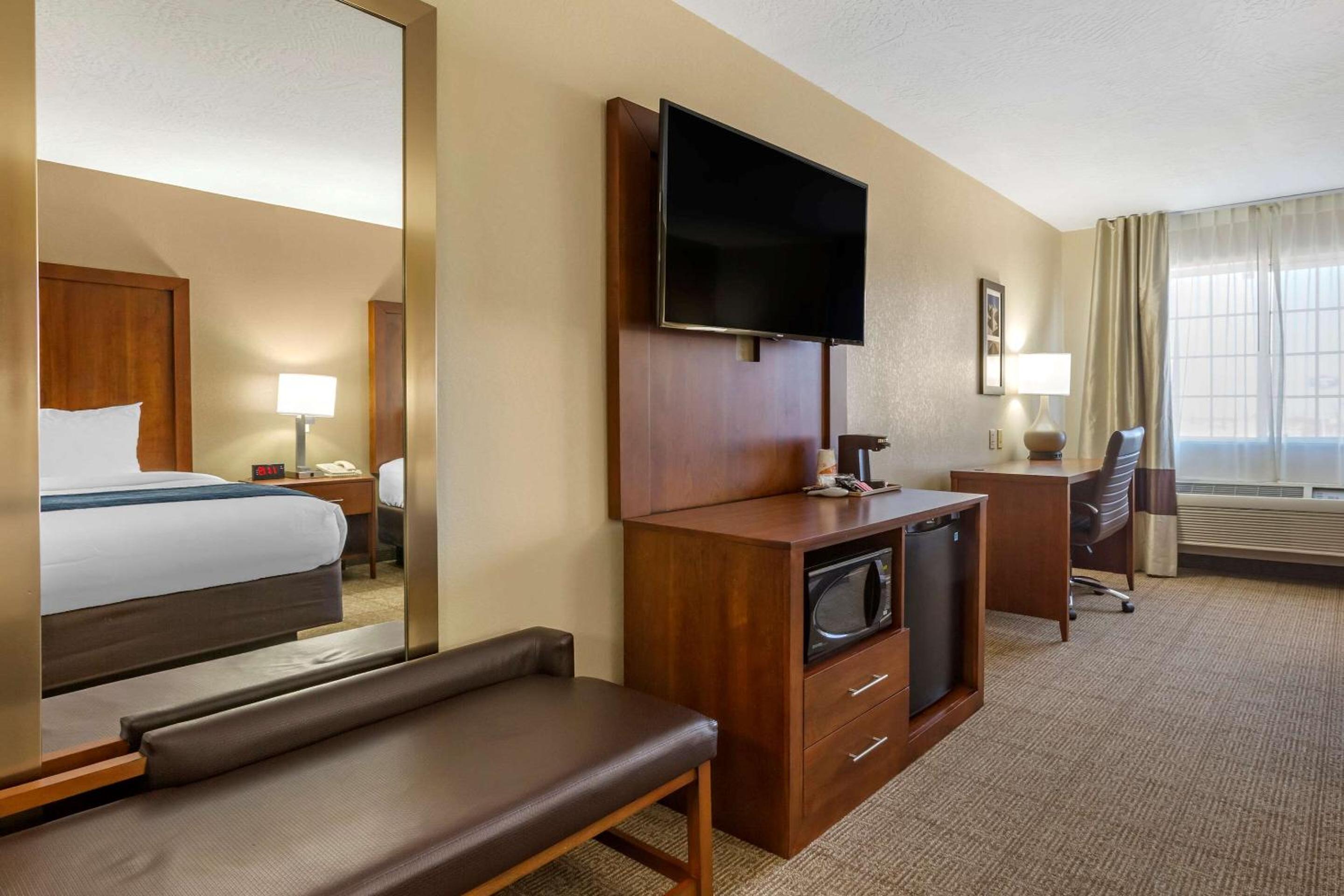 Queen Room with Two Queen Beds - Non-Smoking - Photo 2