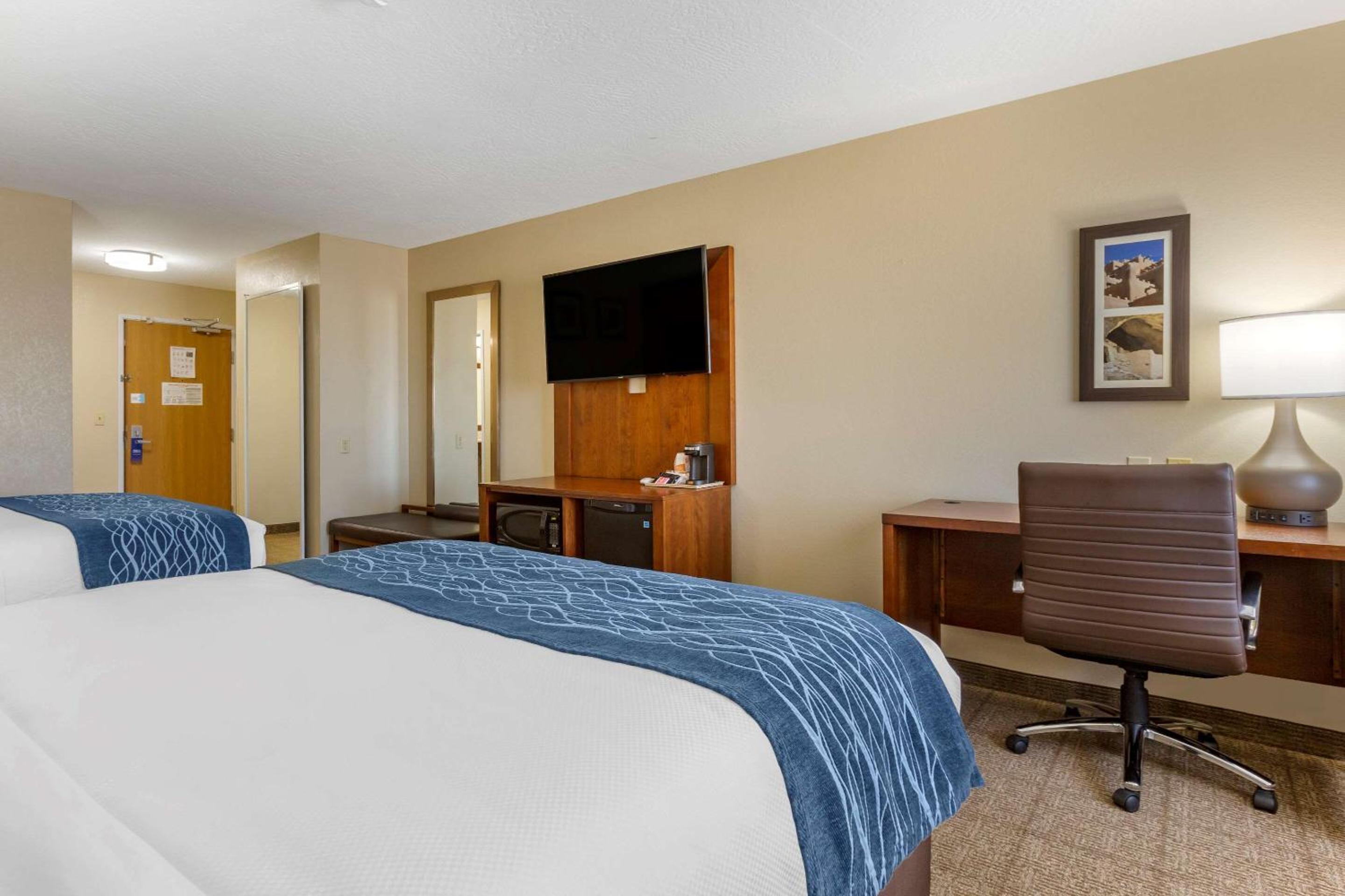 Queen Room with Two Queen Beds - Non-Smoking - Photo 4