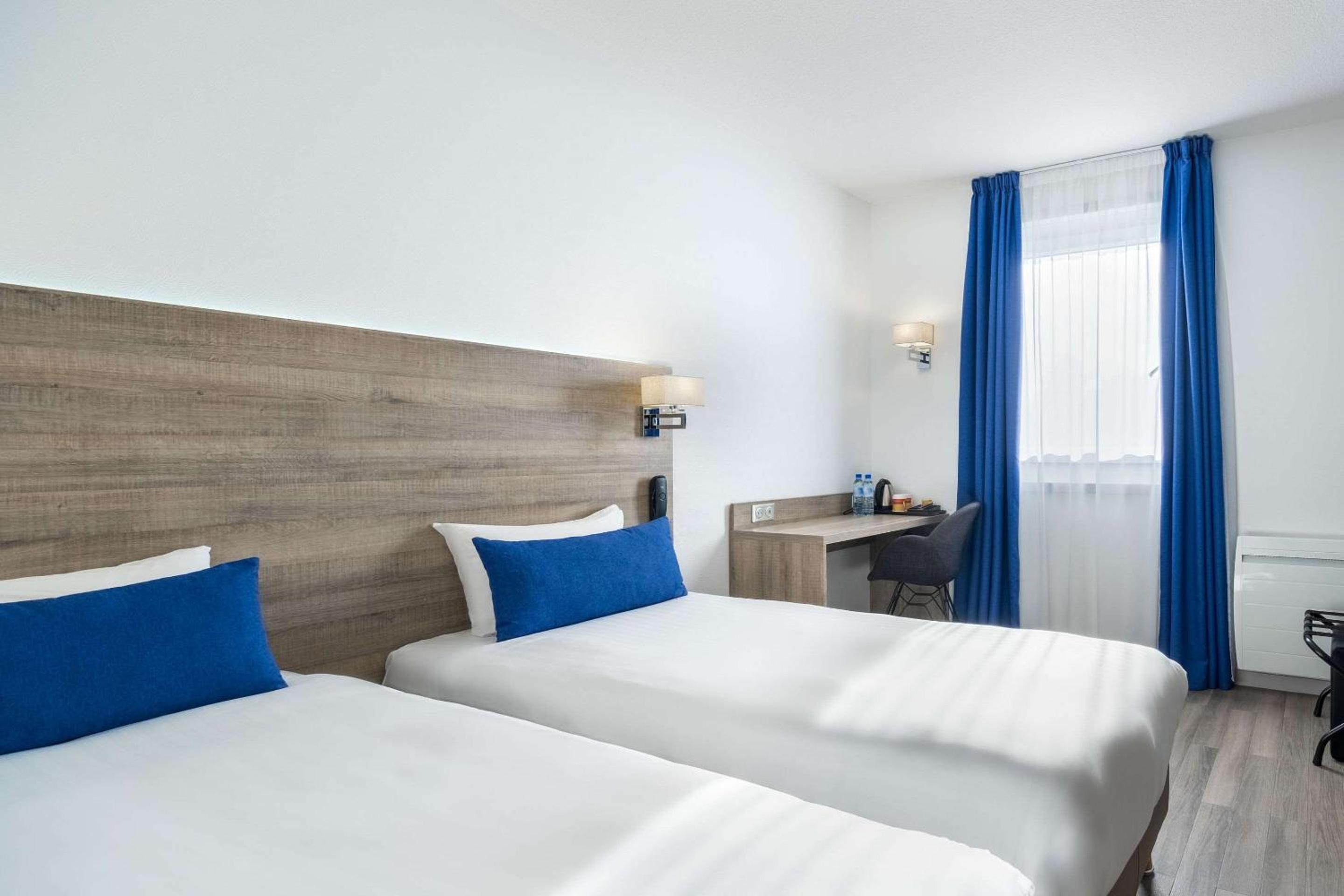 Twin Room - Non-Smoking photo 2