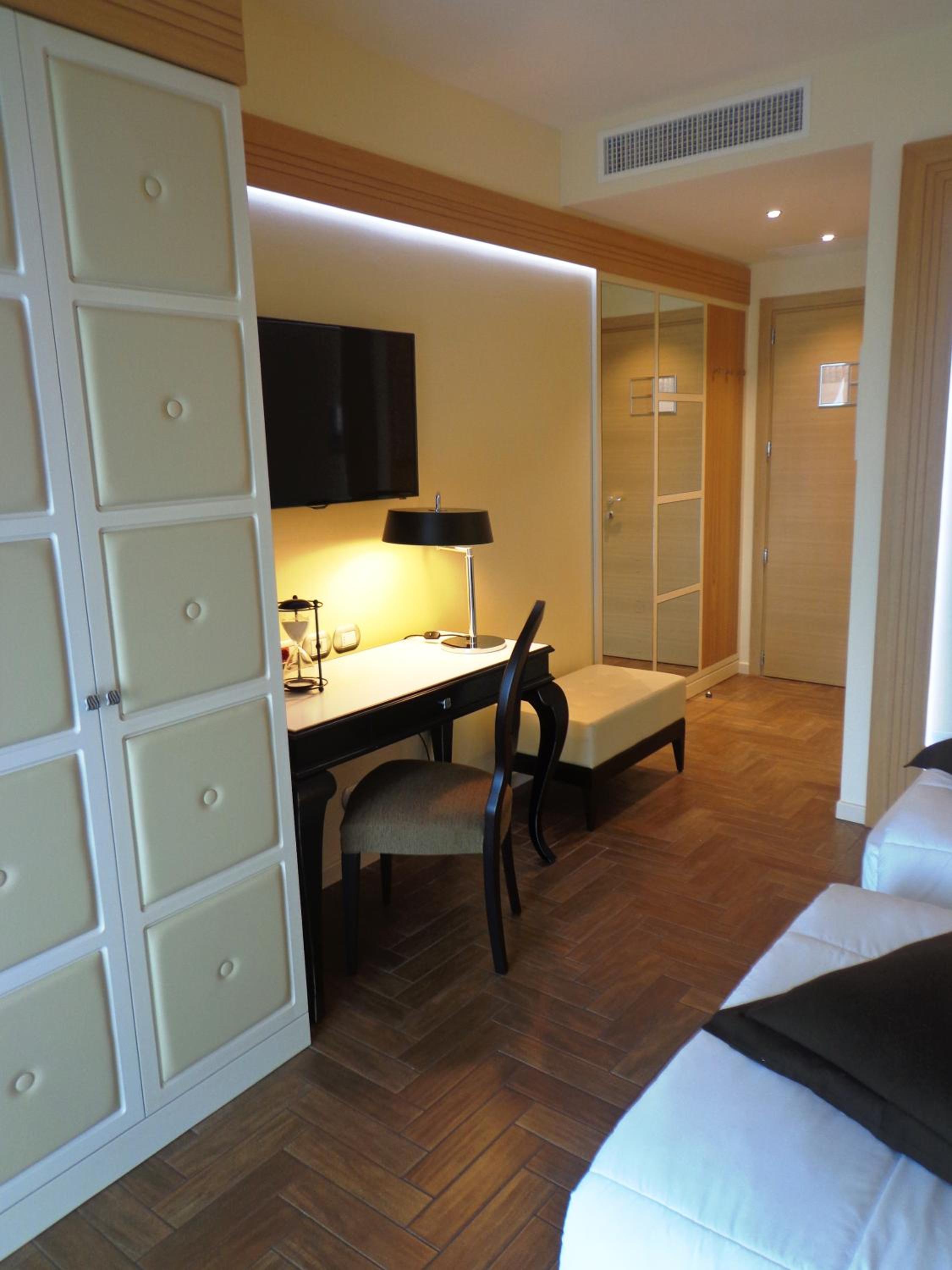 Standard Double Room - Photo 8