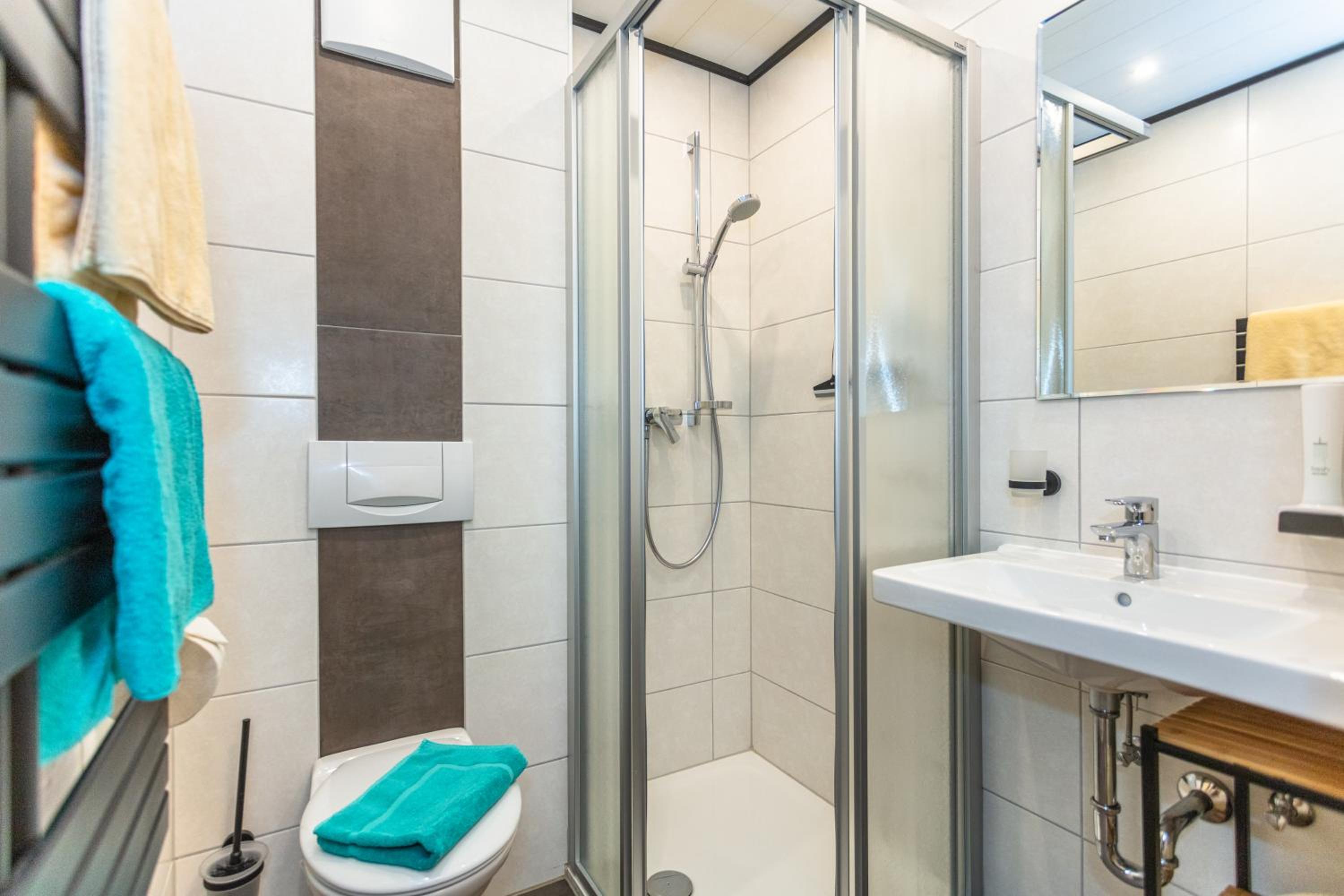 Double Room with Balcony - Photo 12