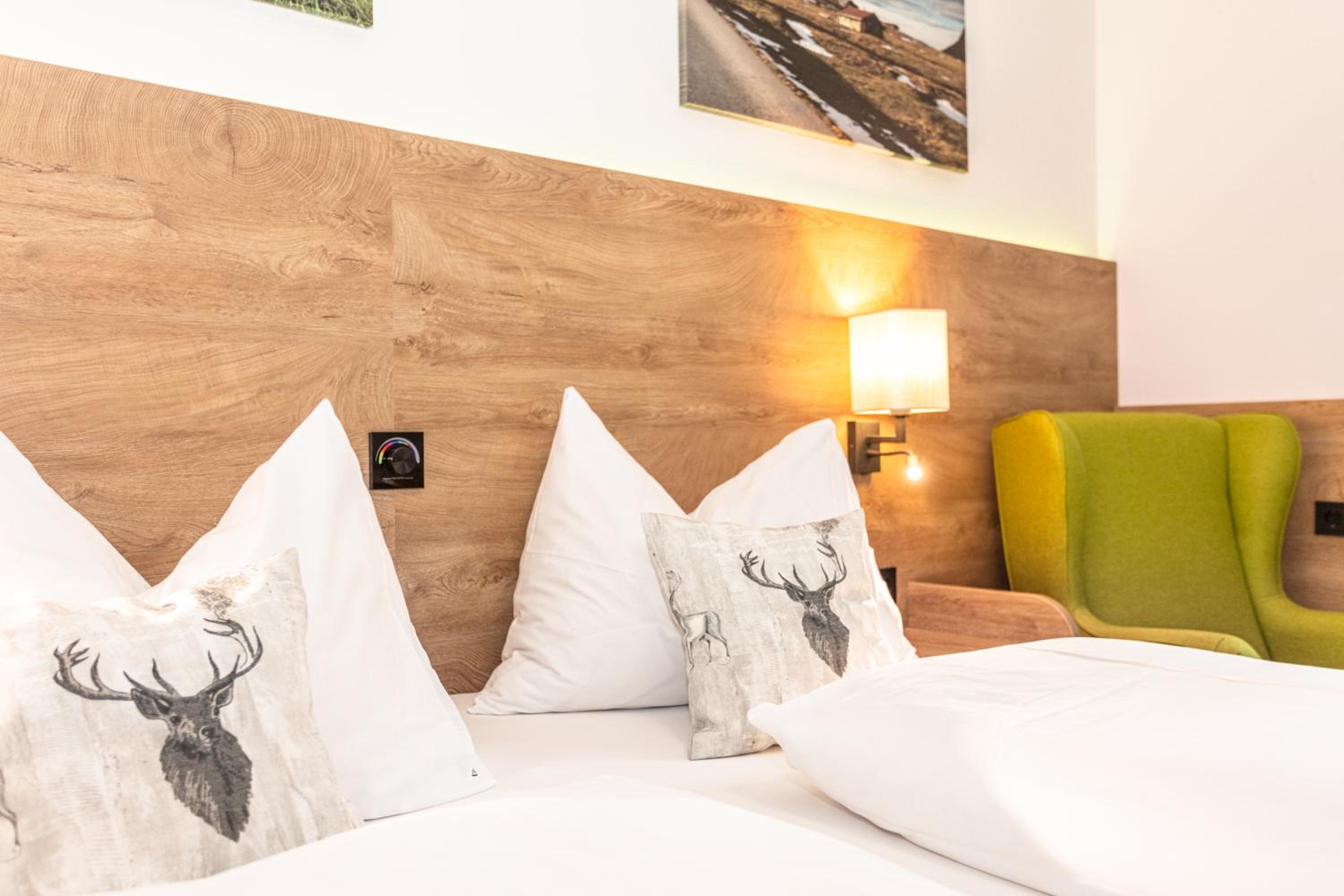 Double Room with Balcony - Photo 9