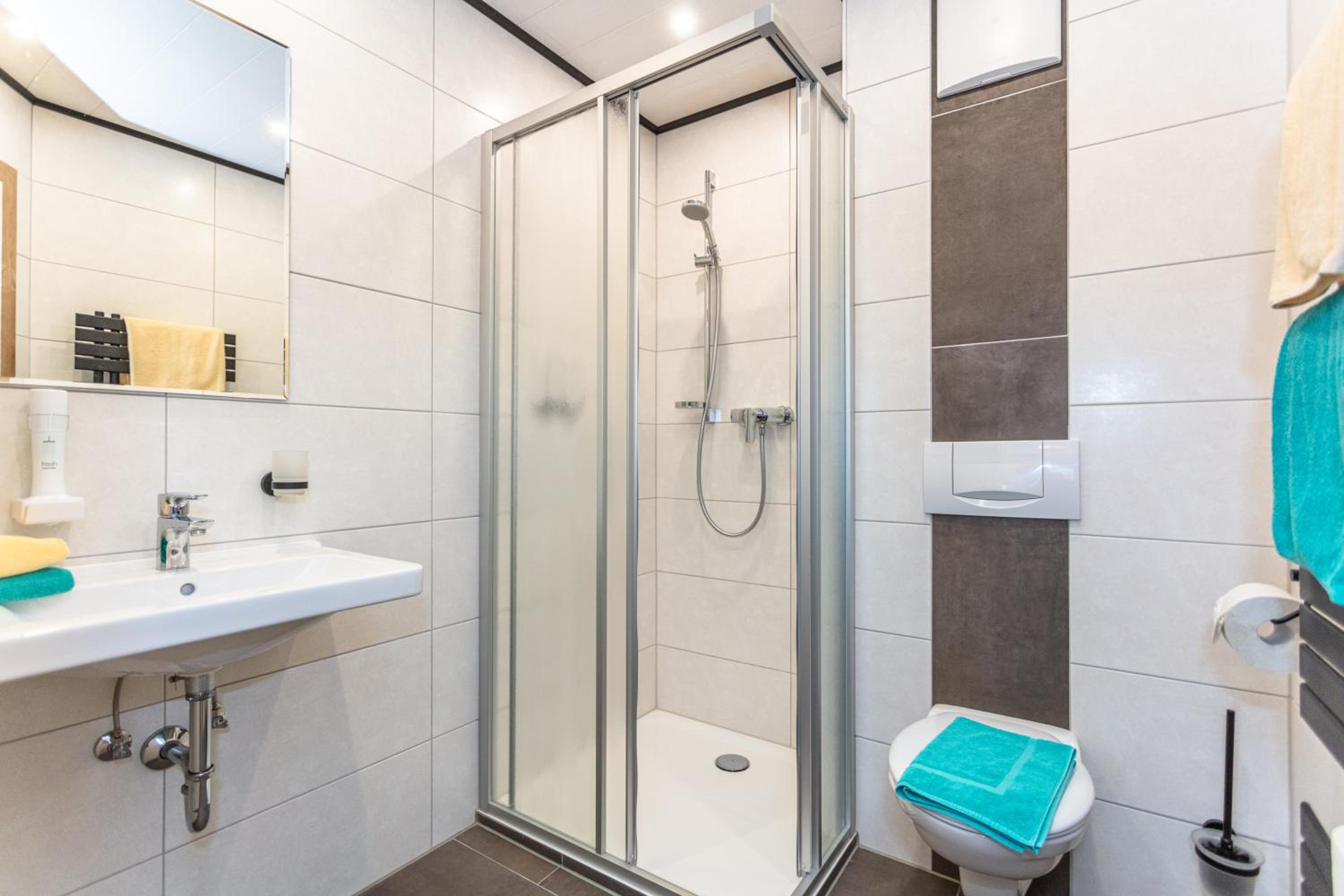 Double Room with Balcony - Photo 8