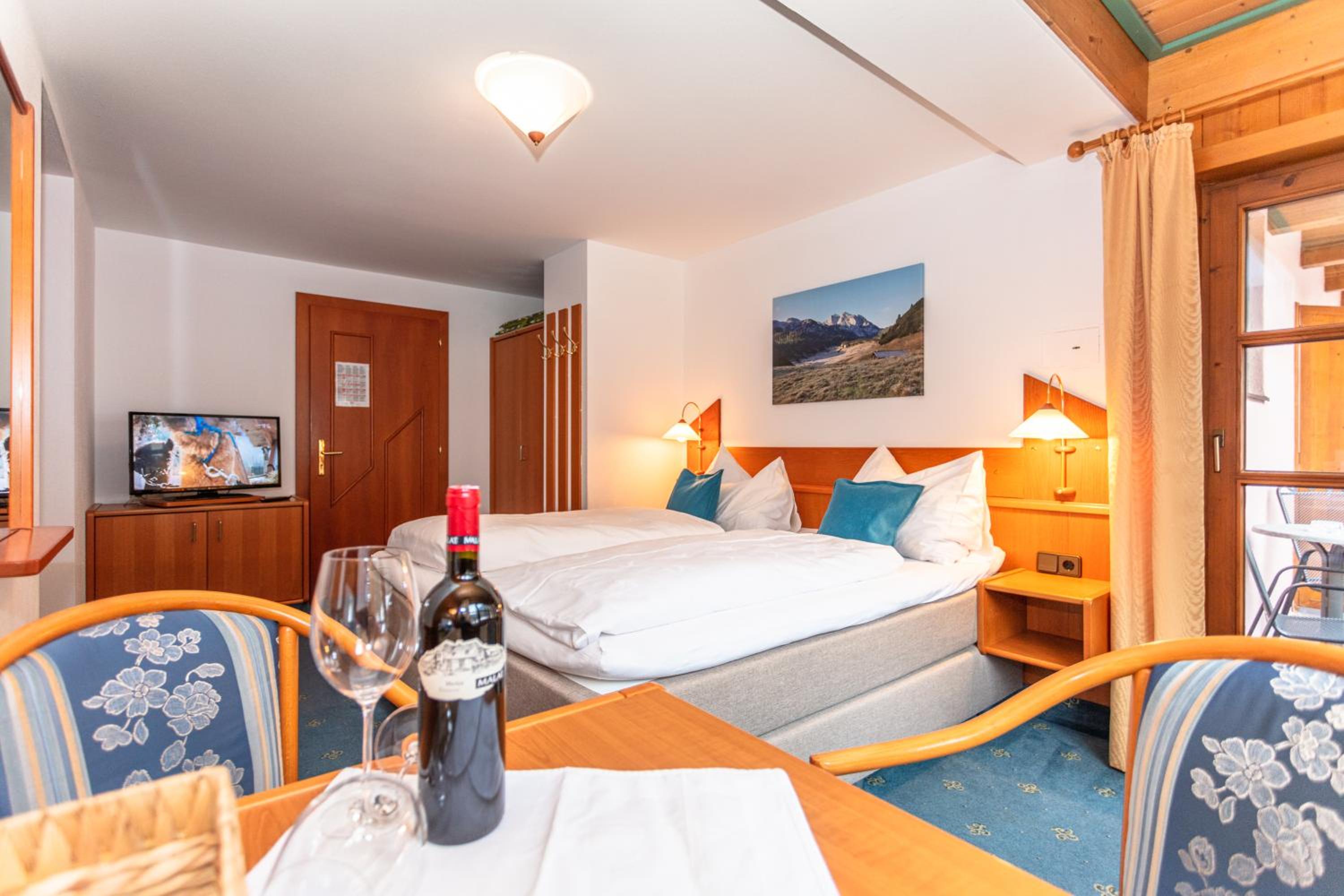 Double Room with Balcony - Photo 7