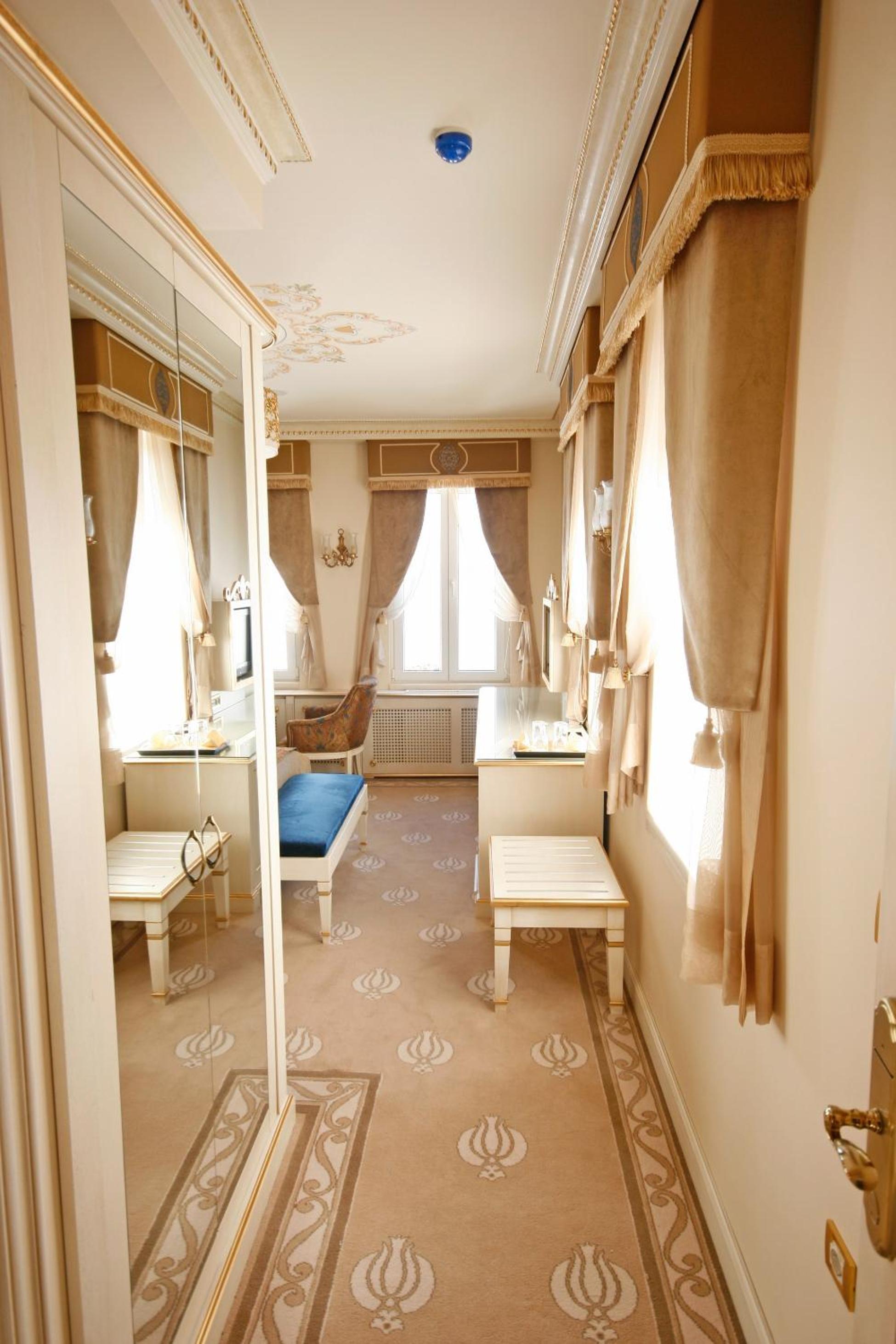 One-Bedroom Suite with Sea View photo 2