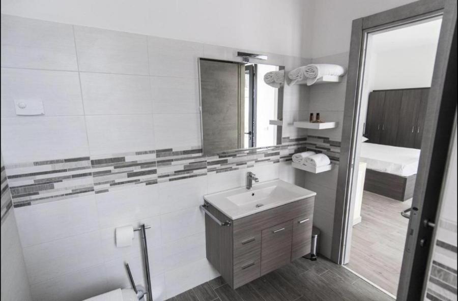 Double Room - Photo 6