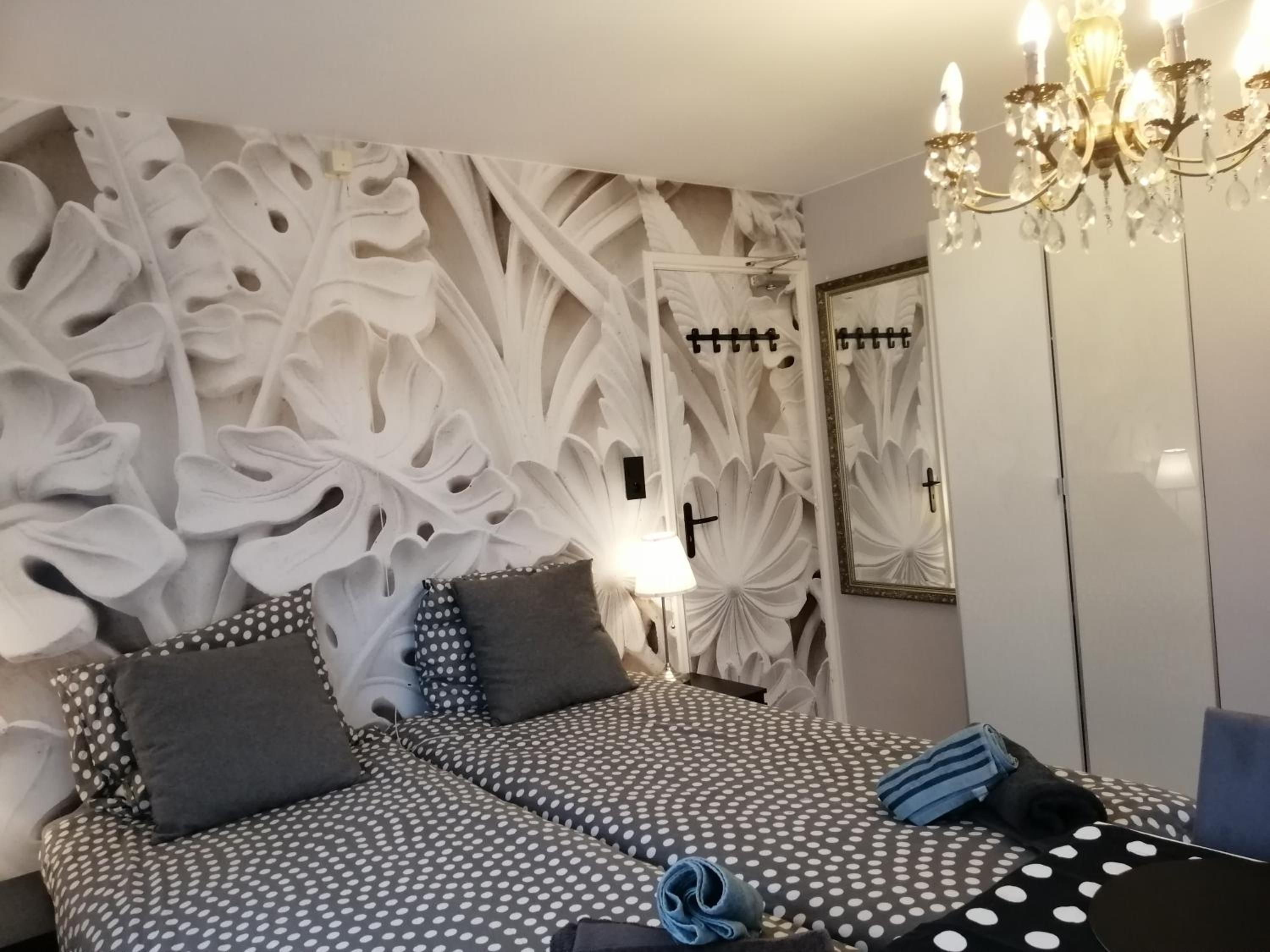 Budget Twin Room - Photo 8