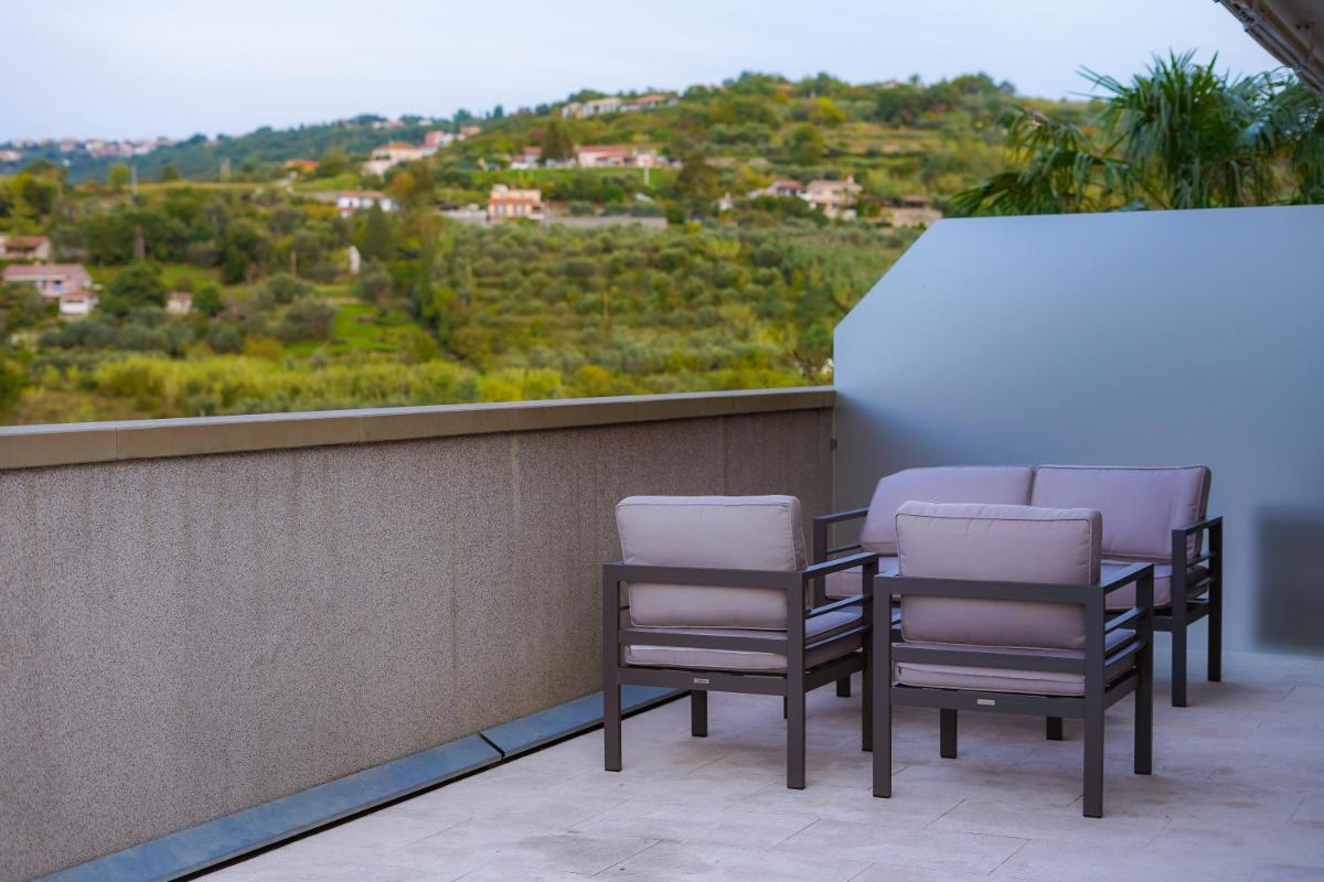 Apartment with Terrace photo 2