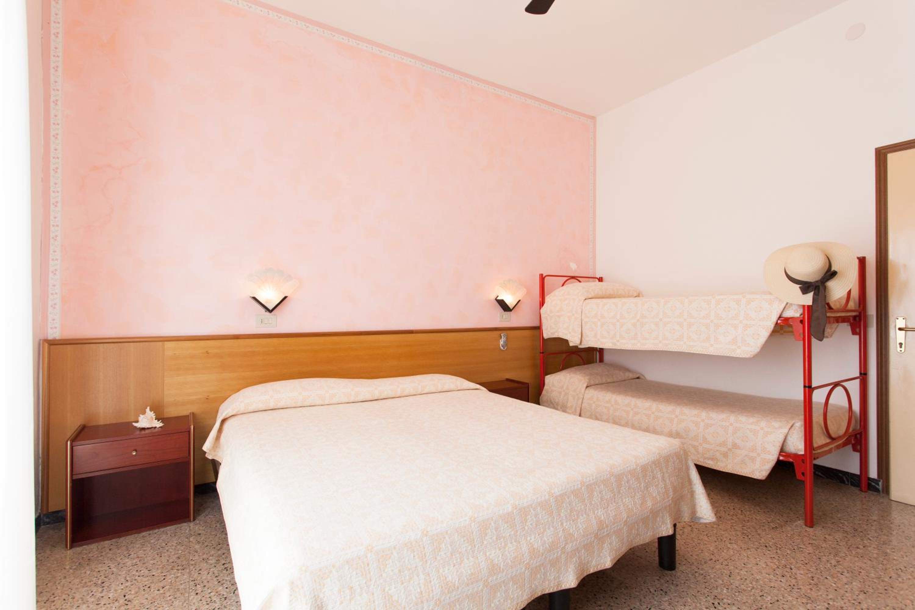 Economy Quadruple Room photo 3