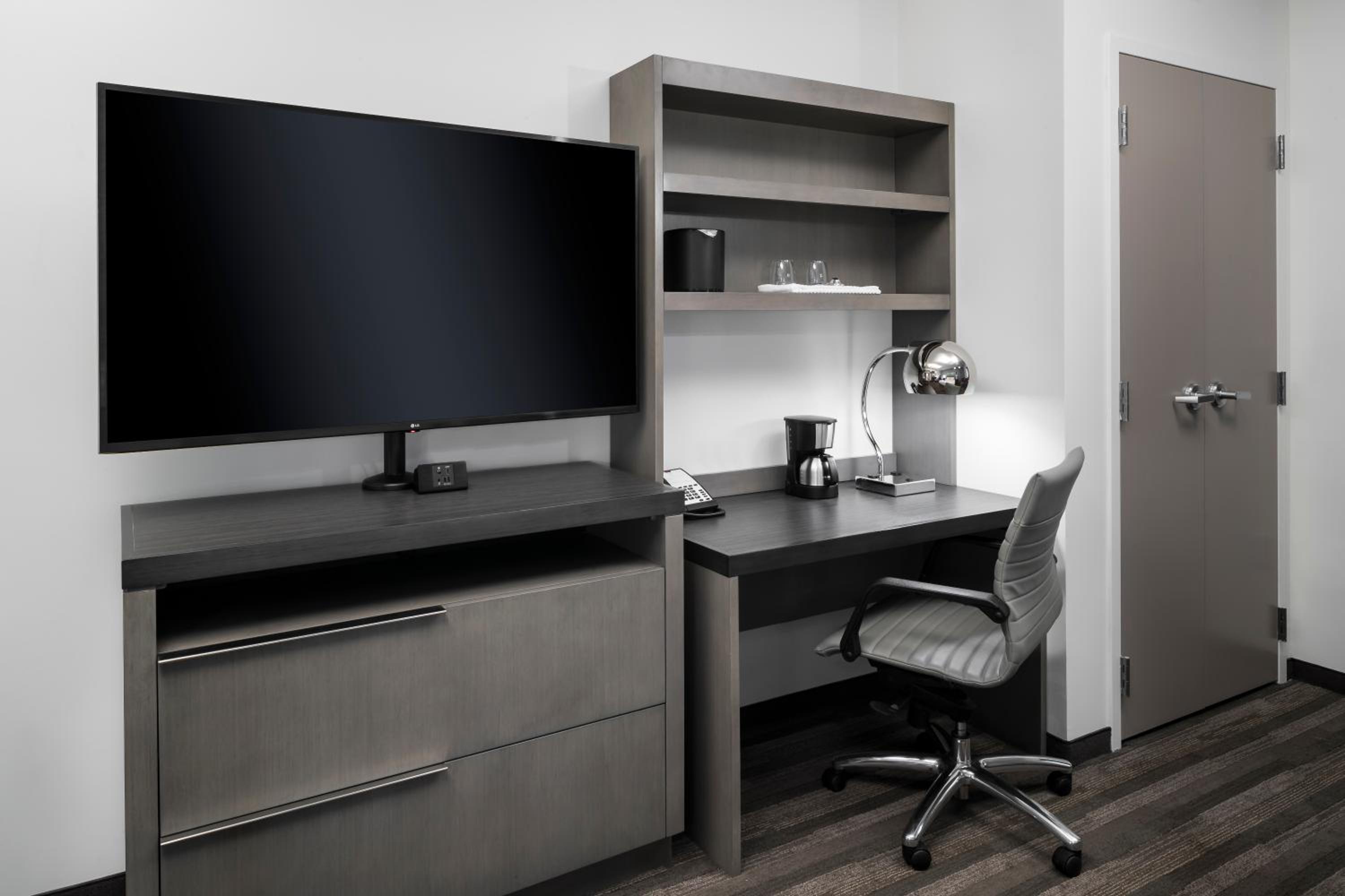 King Room With Roll-In Shower - Mobility Accessible