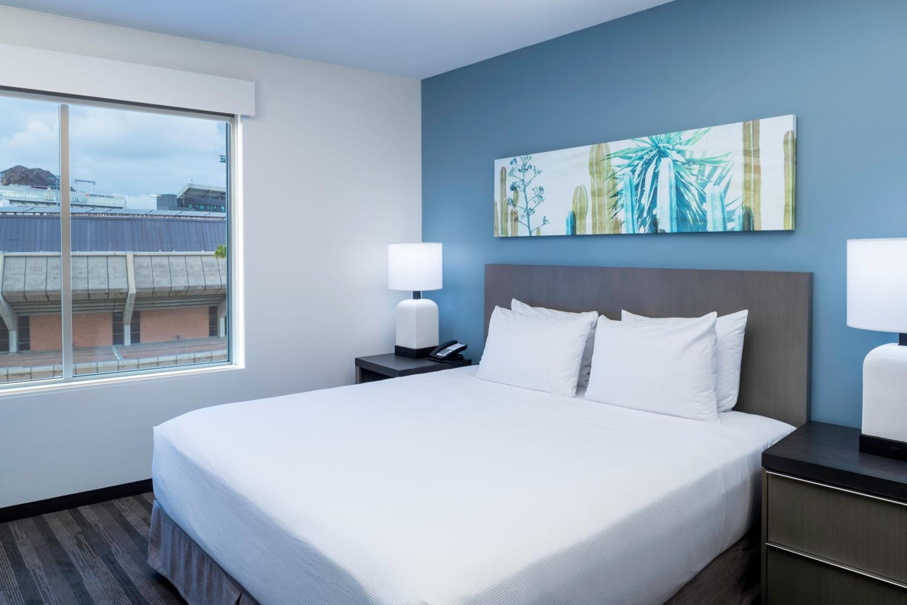One-Bedroom Suite With Sofa Bed And Roll-In Shower - Mobility Accessible - Photo 1