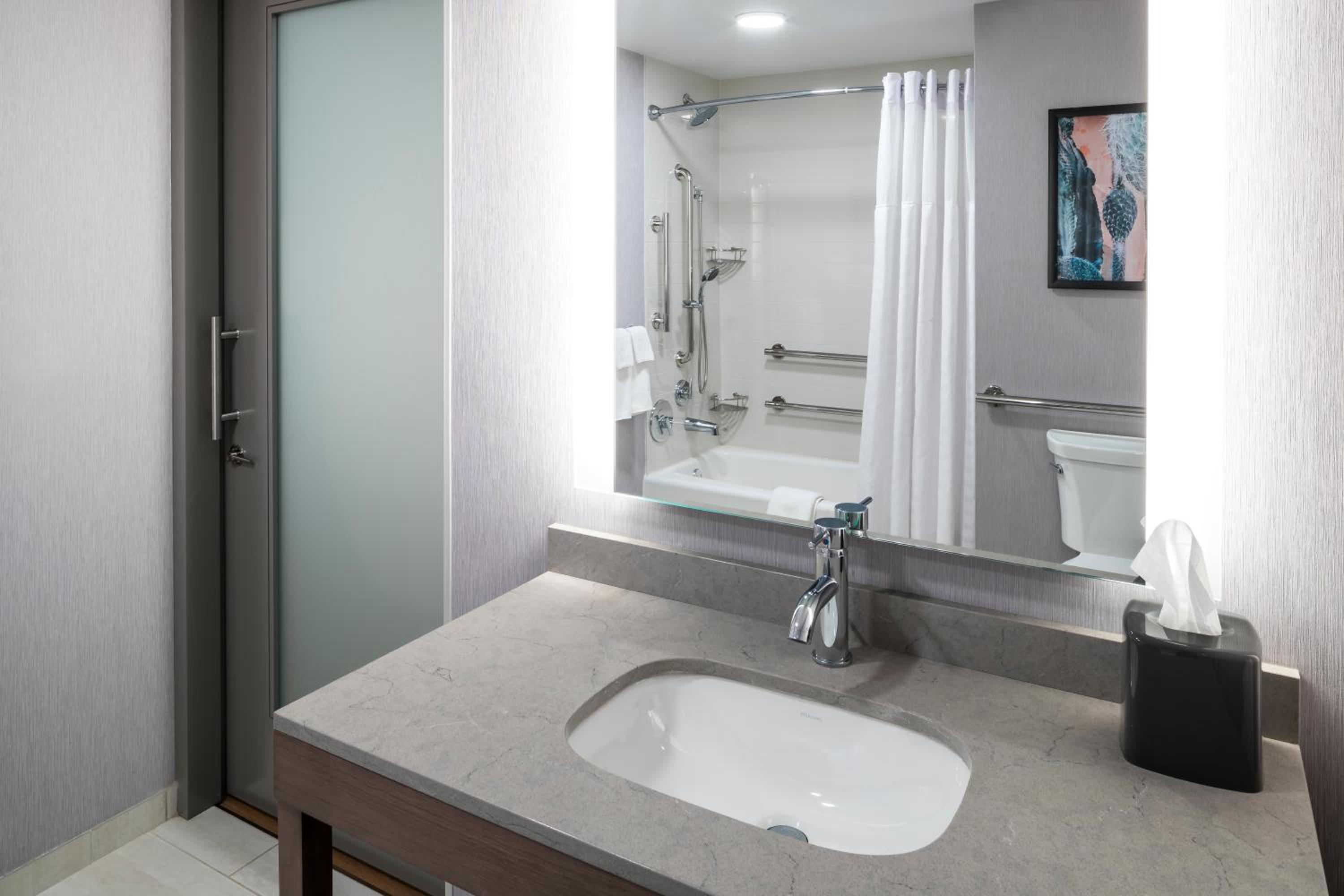 Queen Room with Two Queen Beds and Accessible Tub - Photo 3
