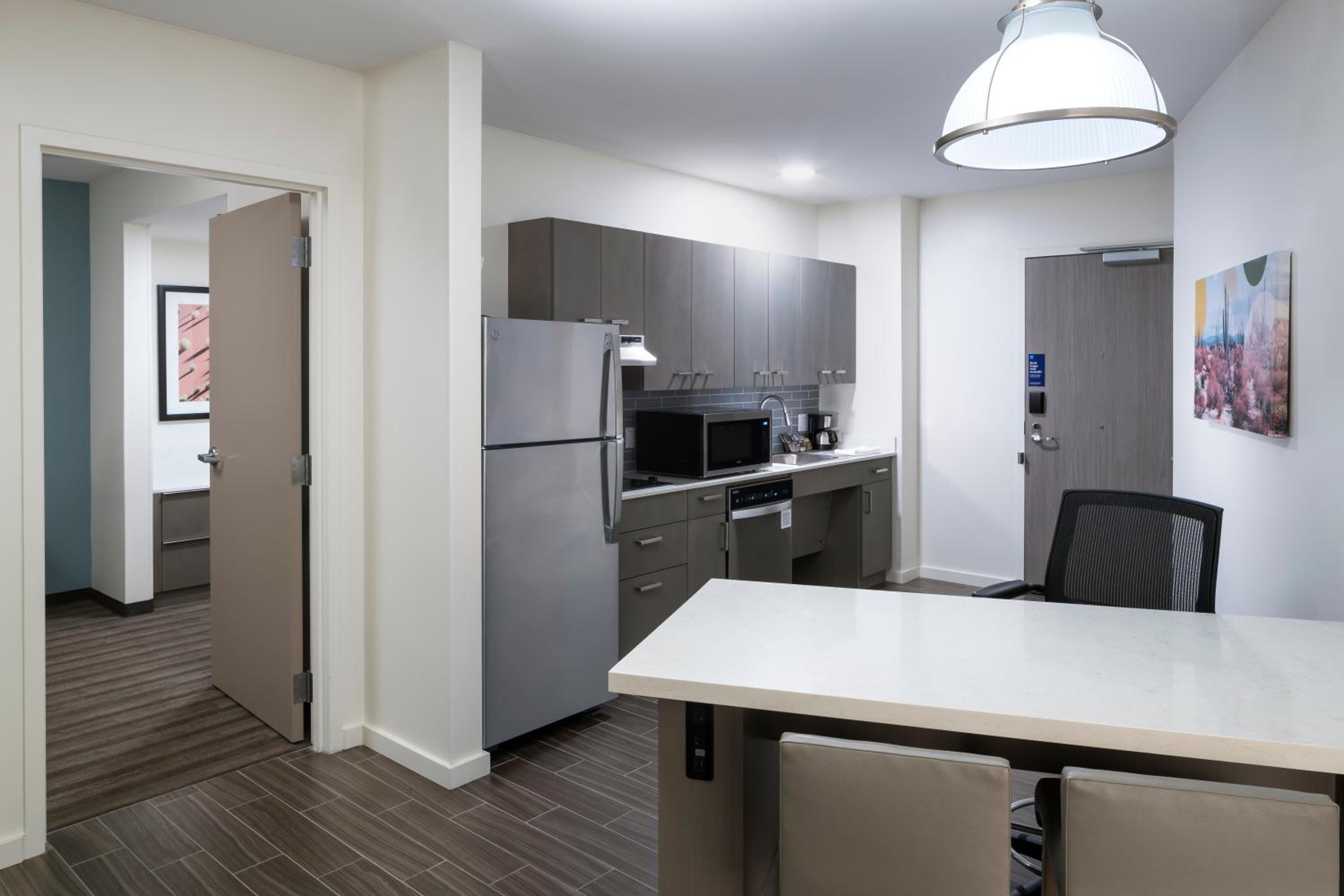 One-Bedroom Suite With Sofa Bed And Roll-In Shower - Mobility Accessible - Photo 2