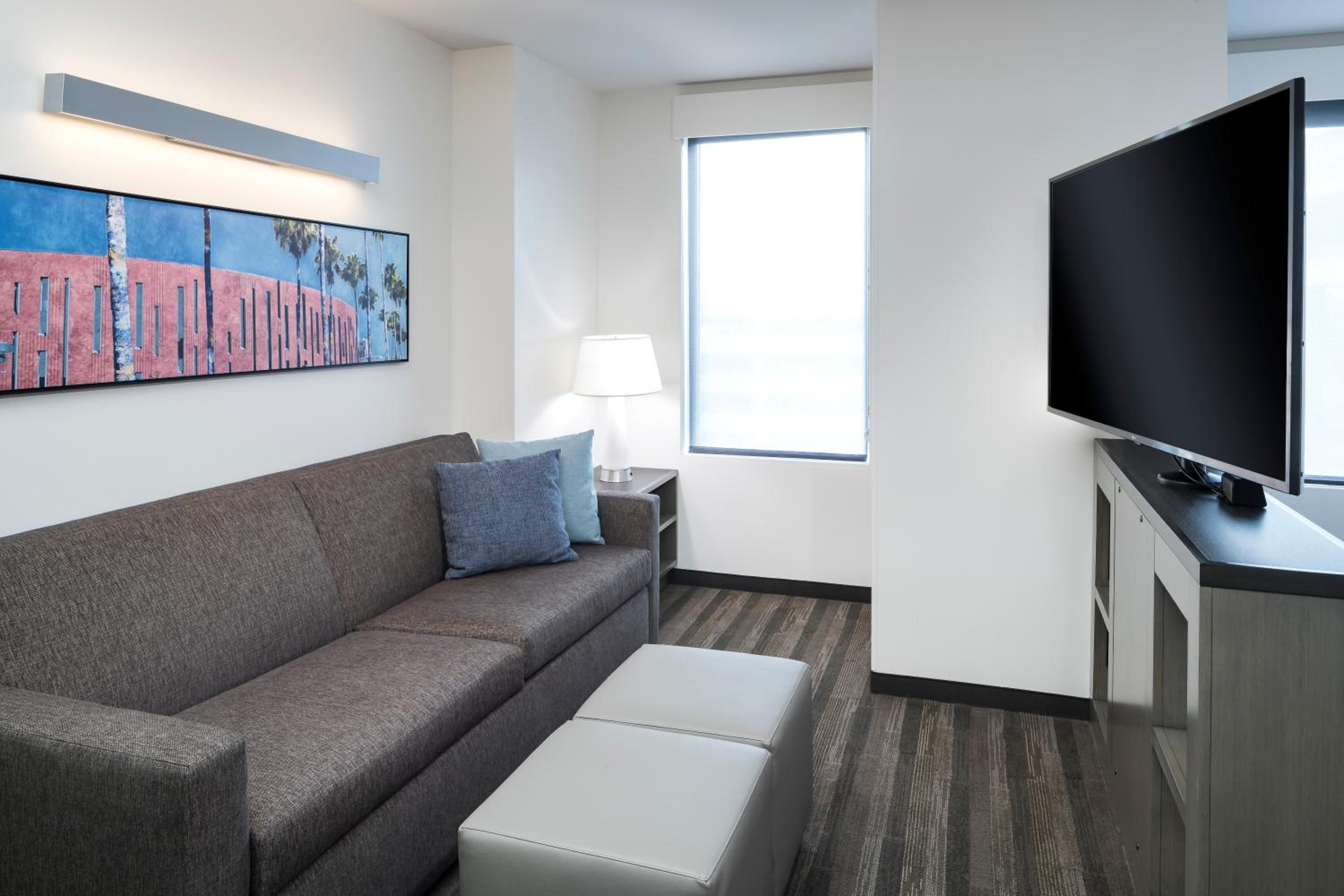 King Studio Suite with Sofa Bed and Kitchen - High Floor - Photo 3