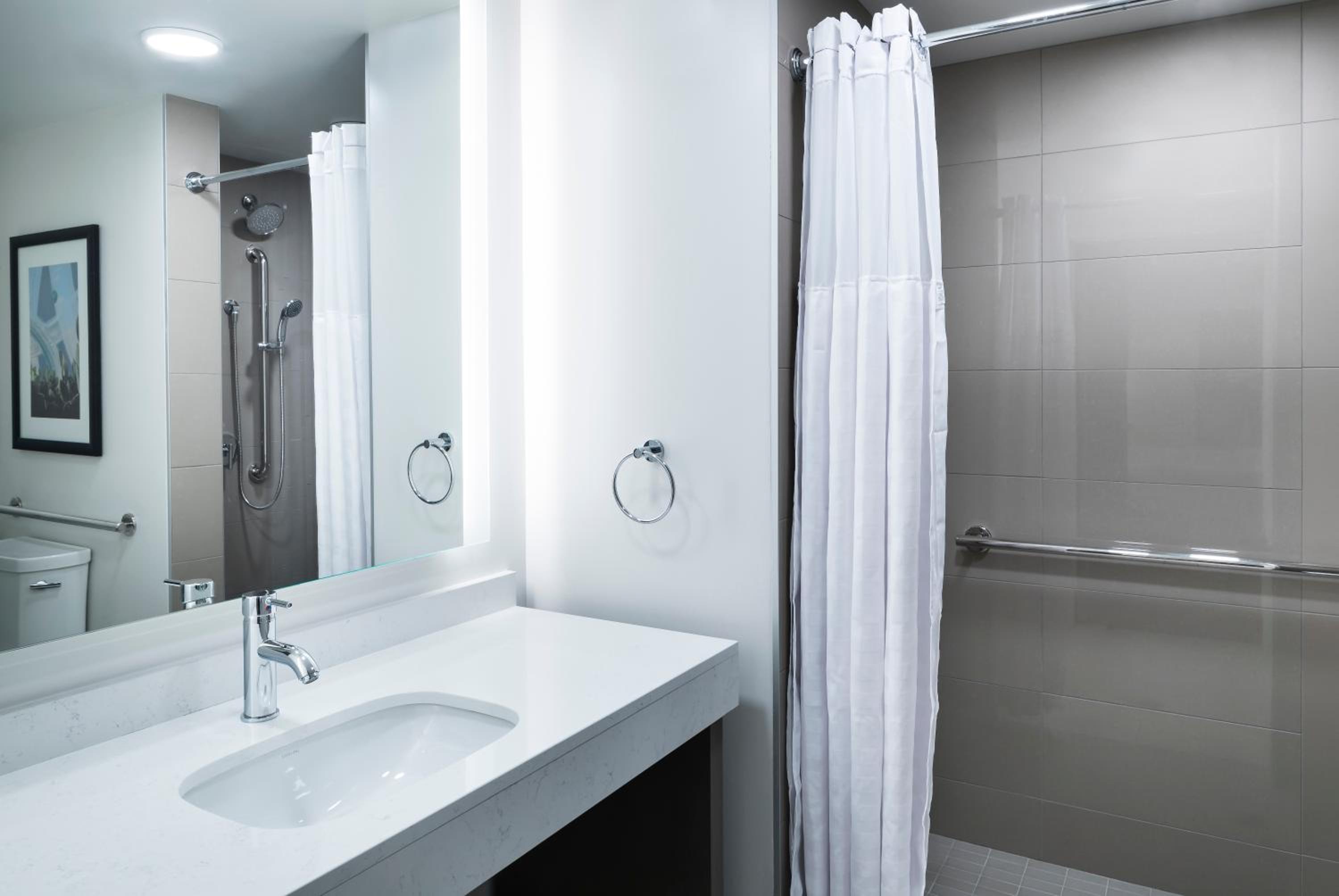 One-Bedroom Suite With Sofa Bed And Roll-In Shower - Mobility Accessible - Photo 3