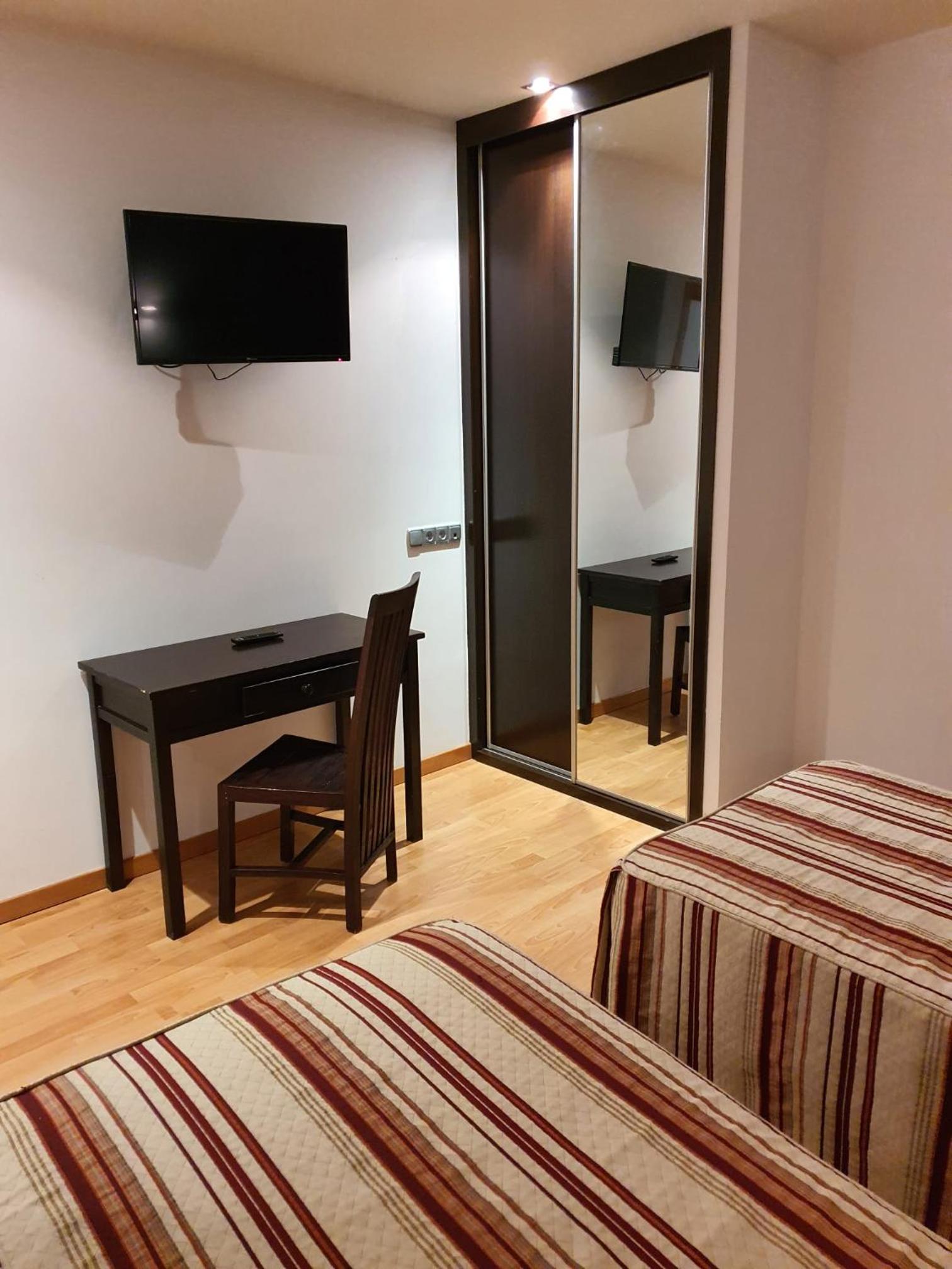Twin Room - Photo 3