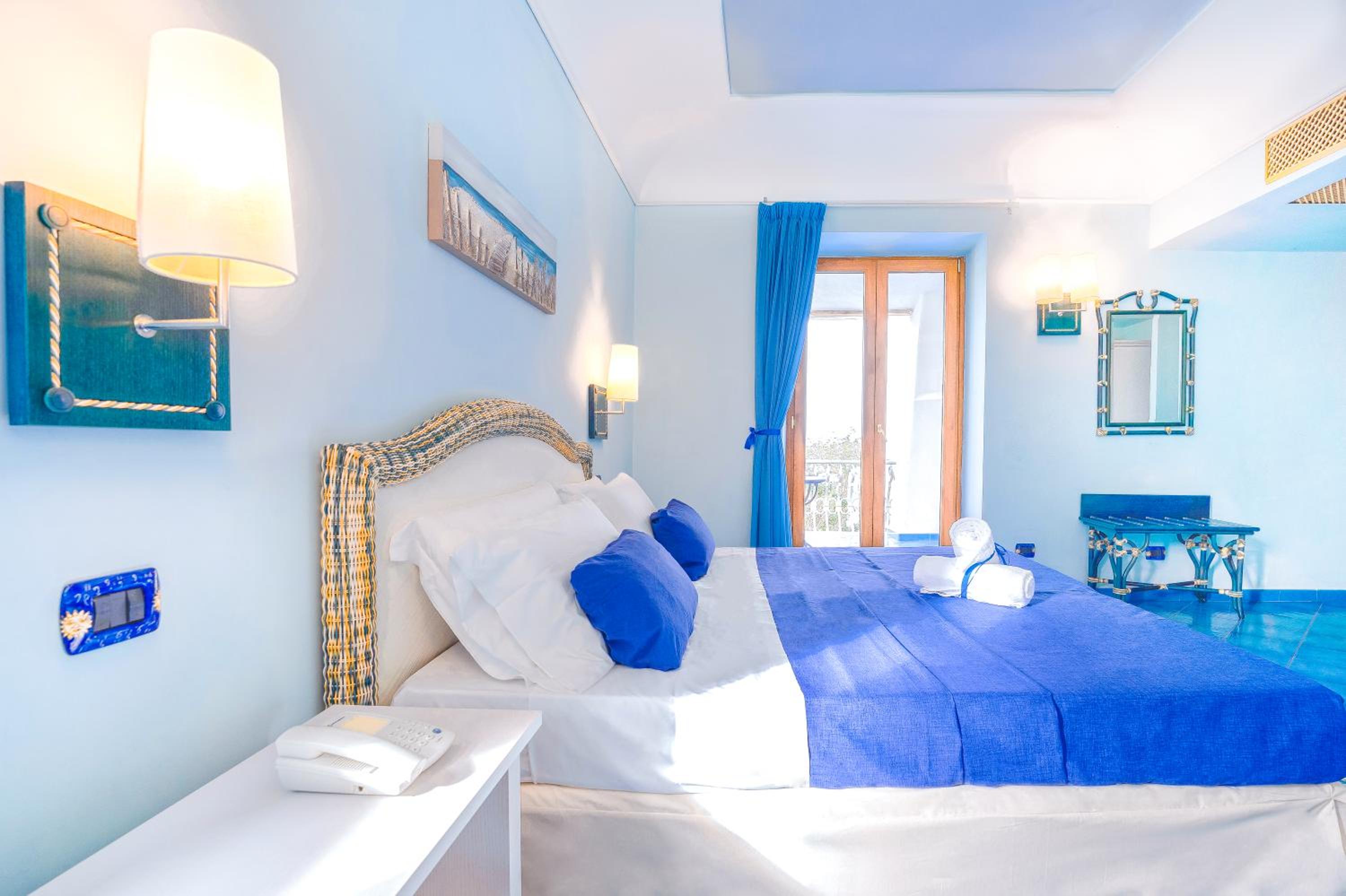 Superior Double Room with Balcony and Partial Sea View - Photo 3