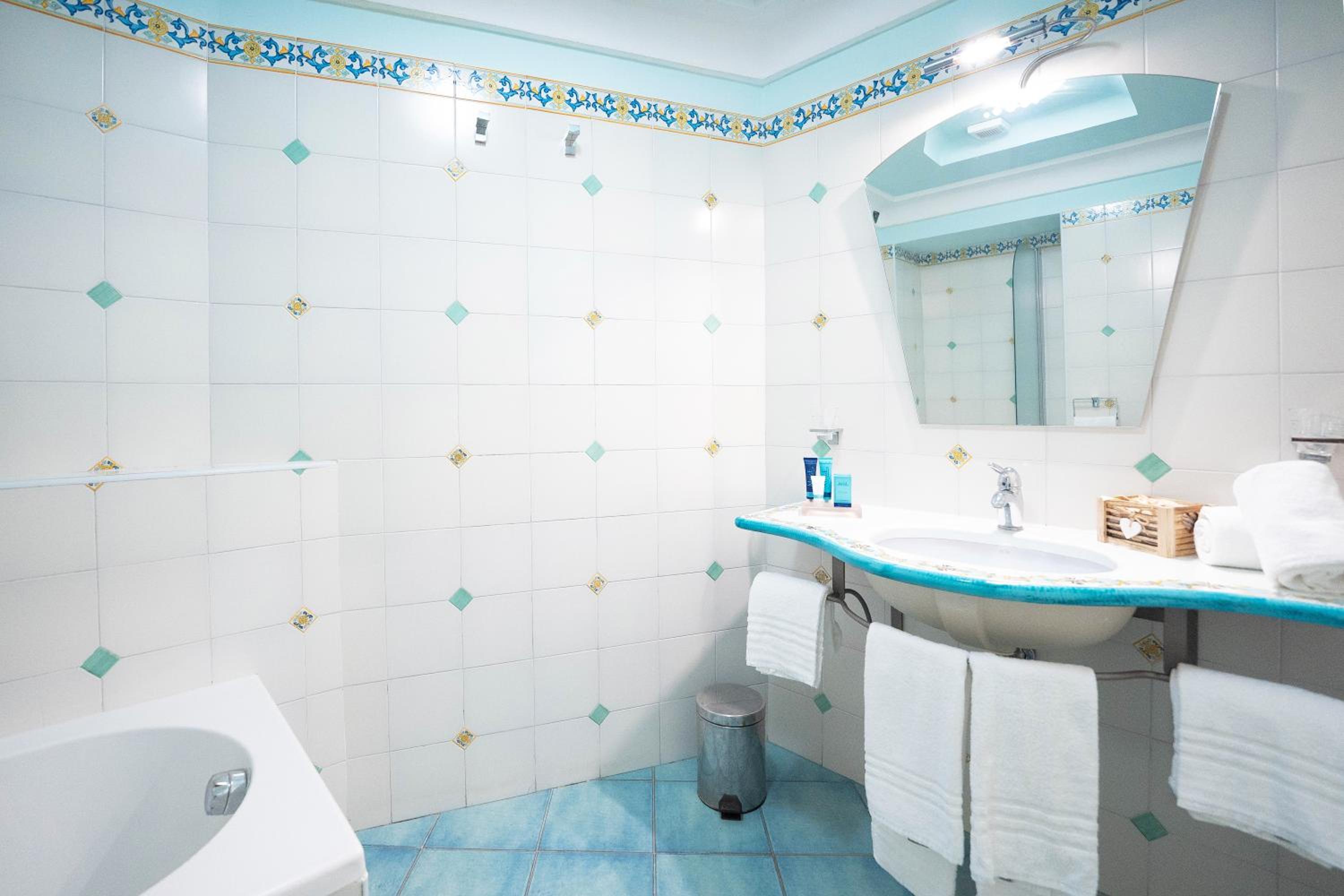 Superior Double Room with Balcony and Partial Sea View - Photo 4