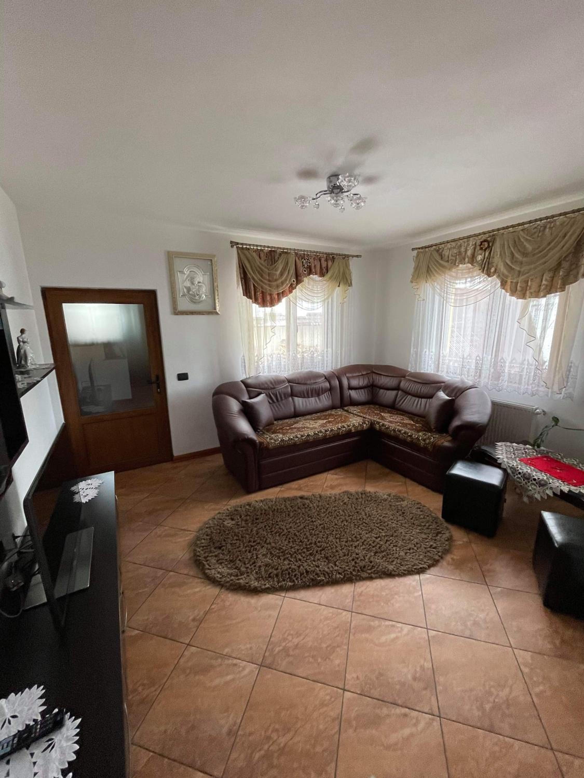 Five-Bedroom House photo 1