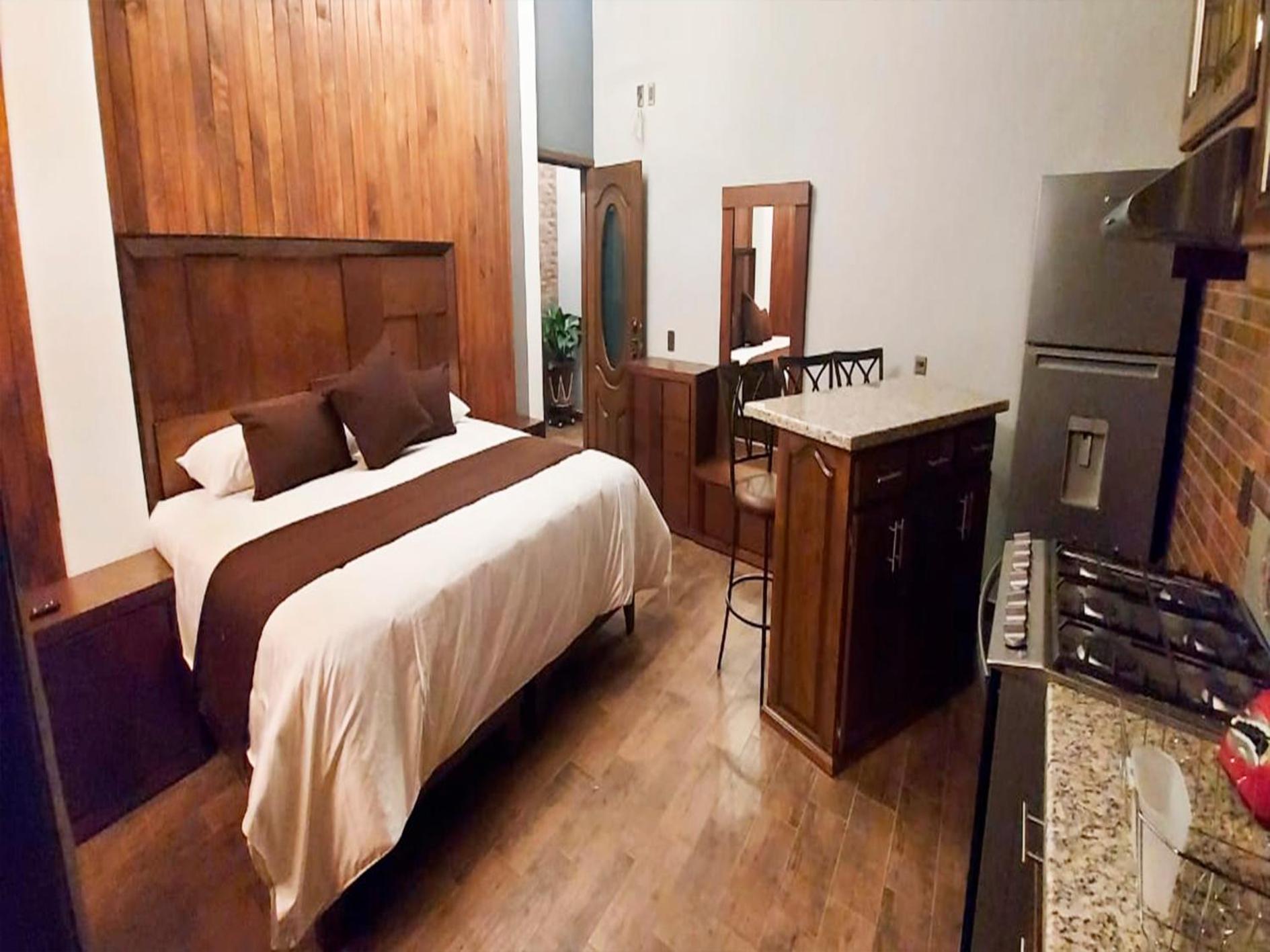 Standard Suite - Photo 8