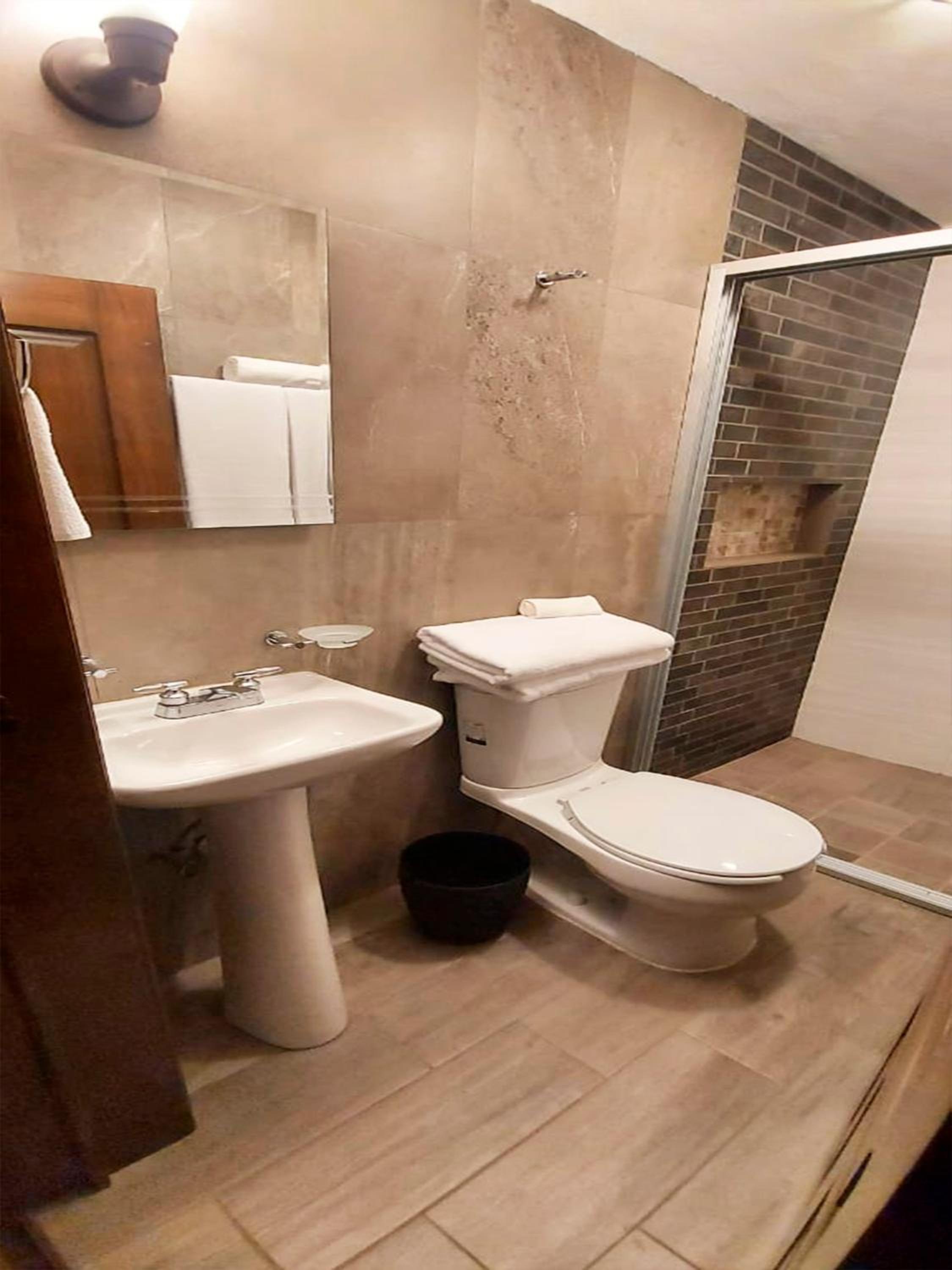 Standard Suite - Photo 2