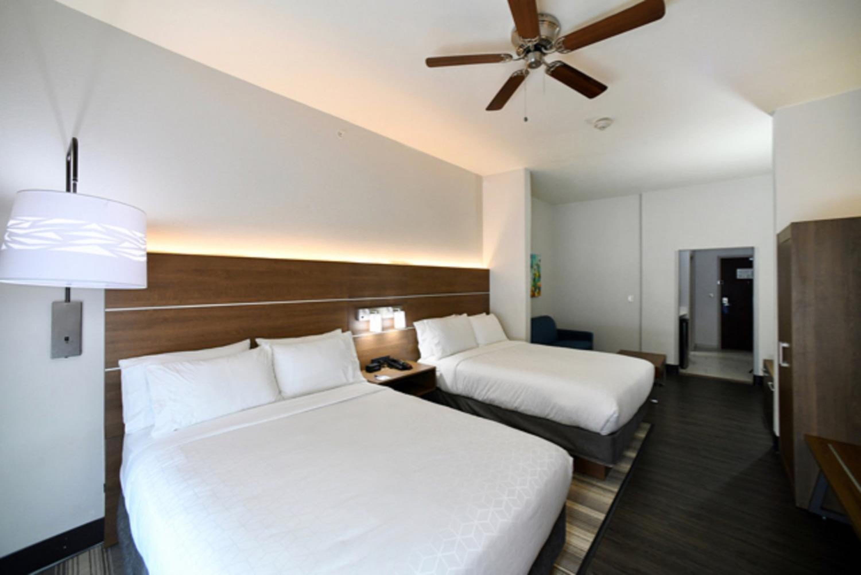 Executive Queen Room with Two Queen Beds - Non-Smoking - Photo 1