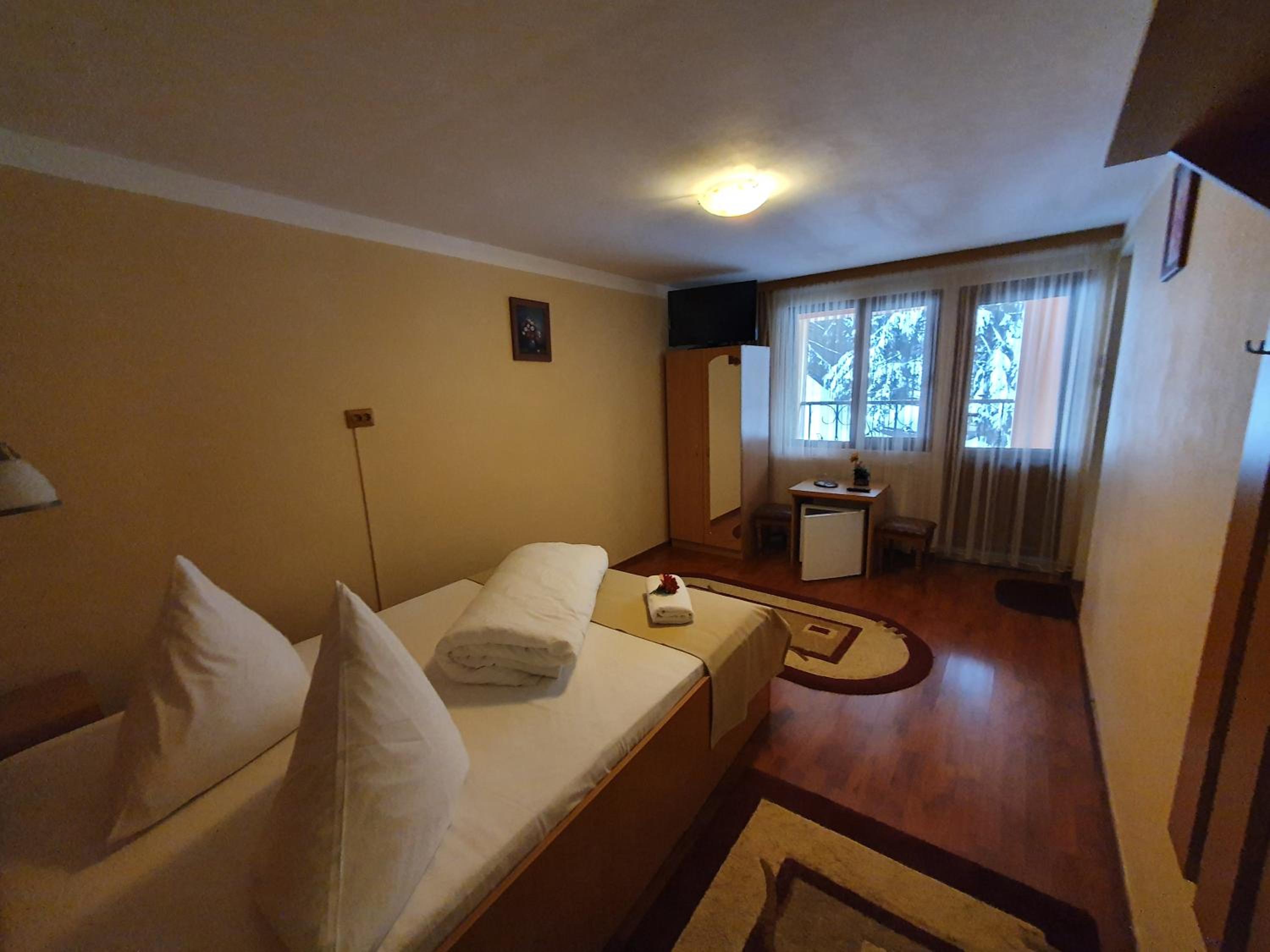 Double Room with Balcony - Photo 17