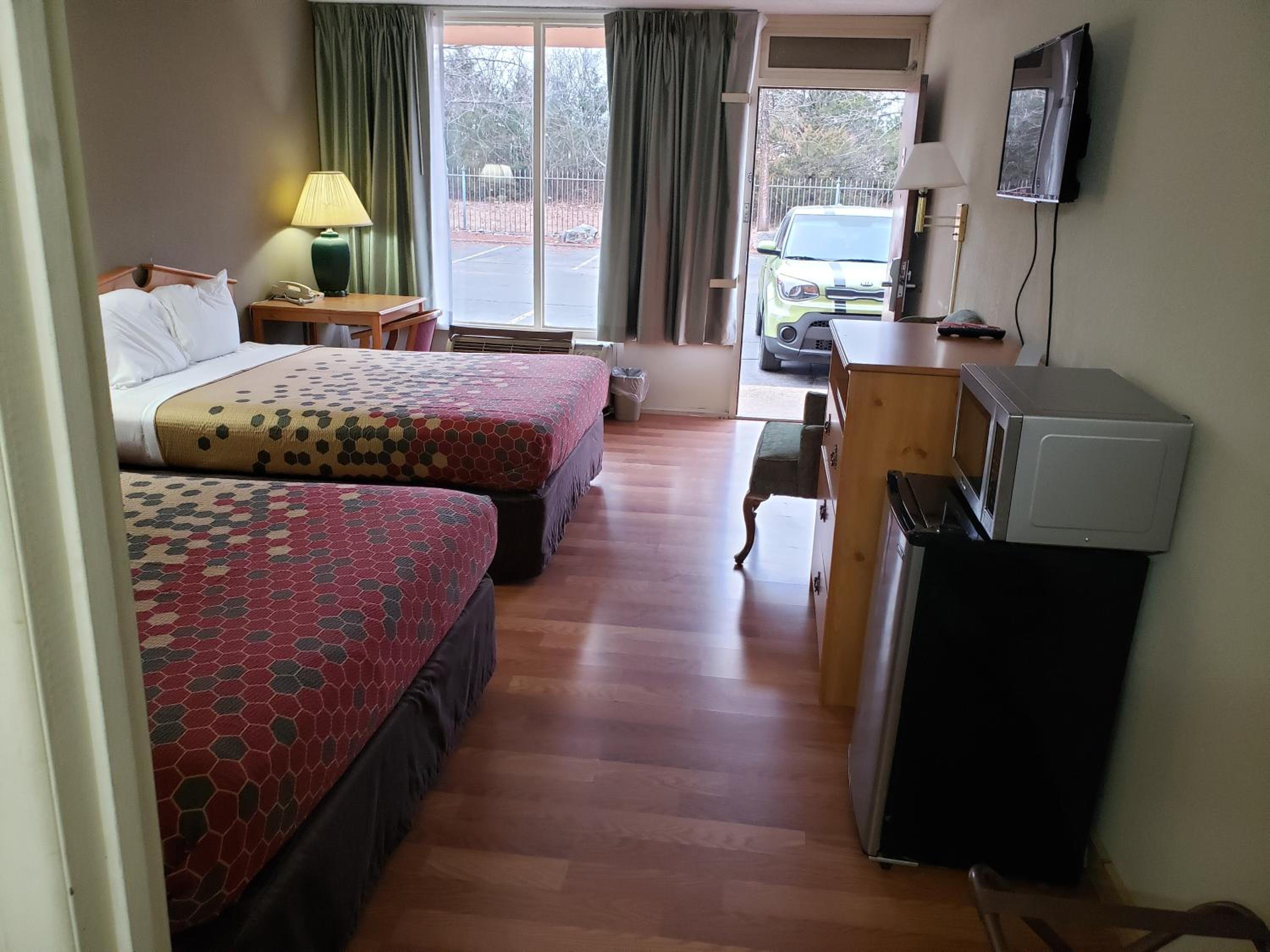 Queen Room with Two Queen Beds - Photo 2