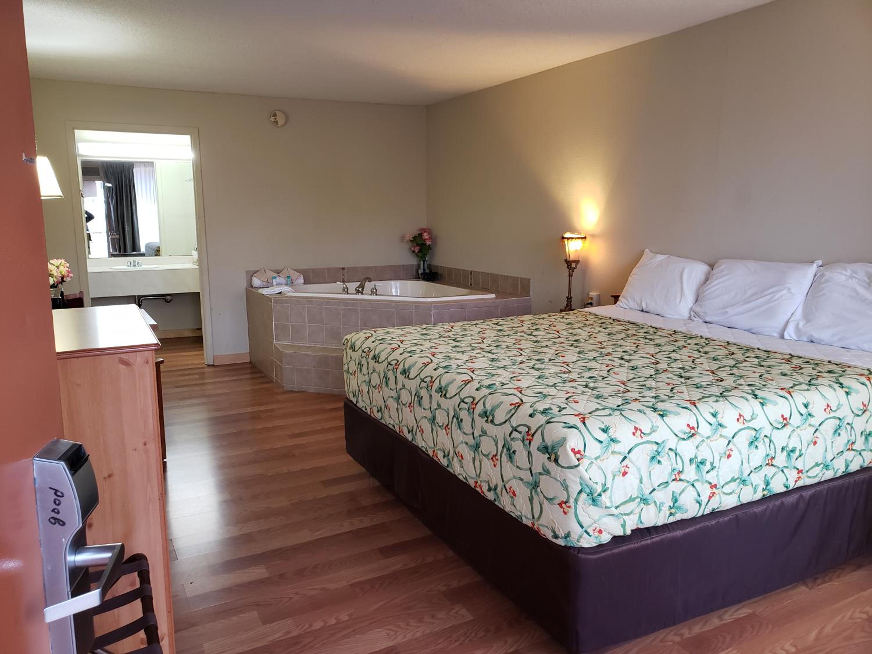 Deluxe King Room with Spa Bath - Non Smoking - Photo 3