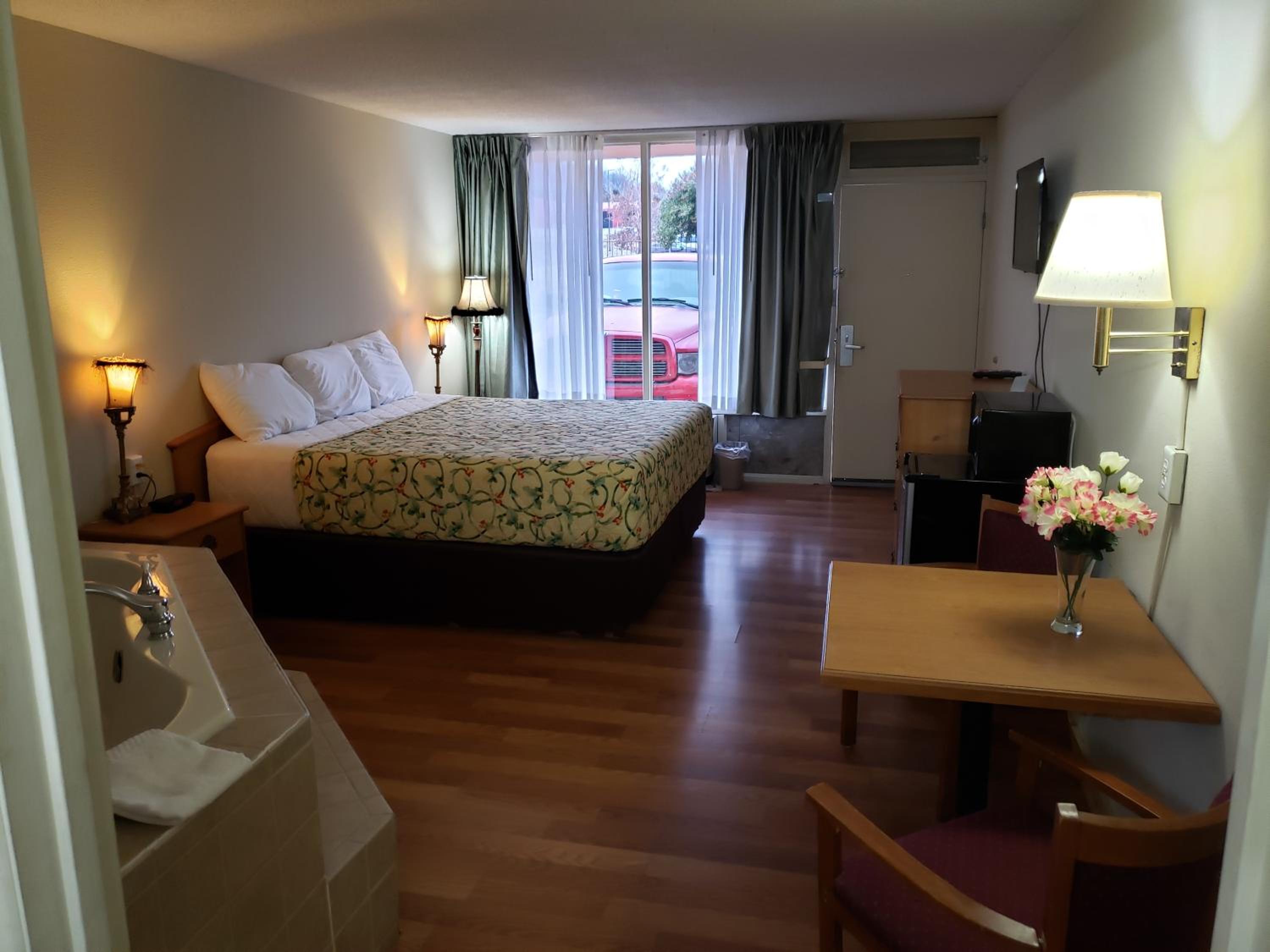 Deluxe King Room with Spa Bath - Non Smoking - Photo 2