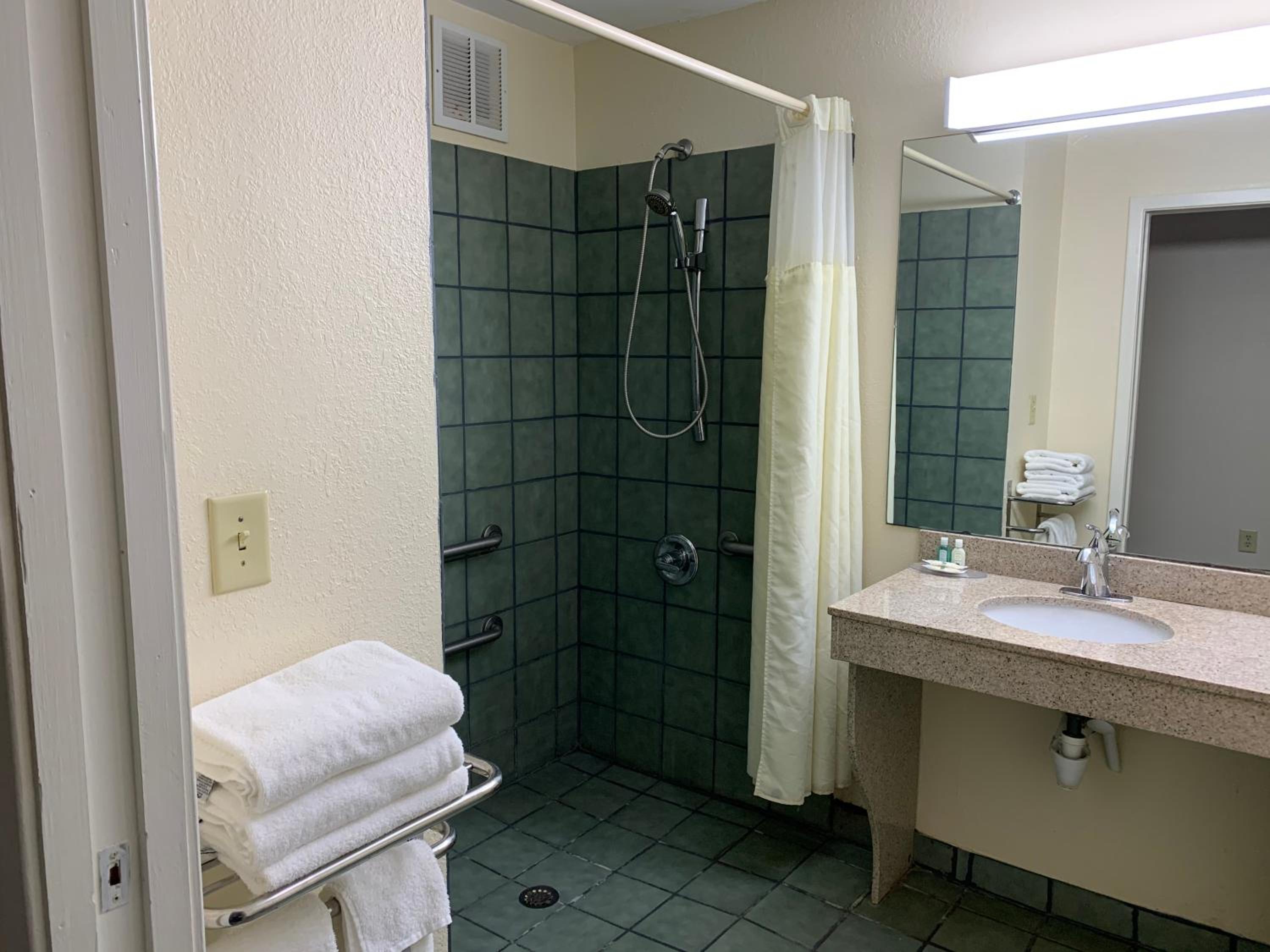 King Room - Accessible/Non-Smoking photo 3