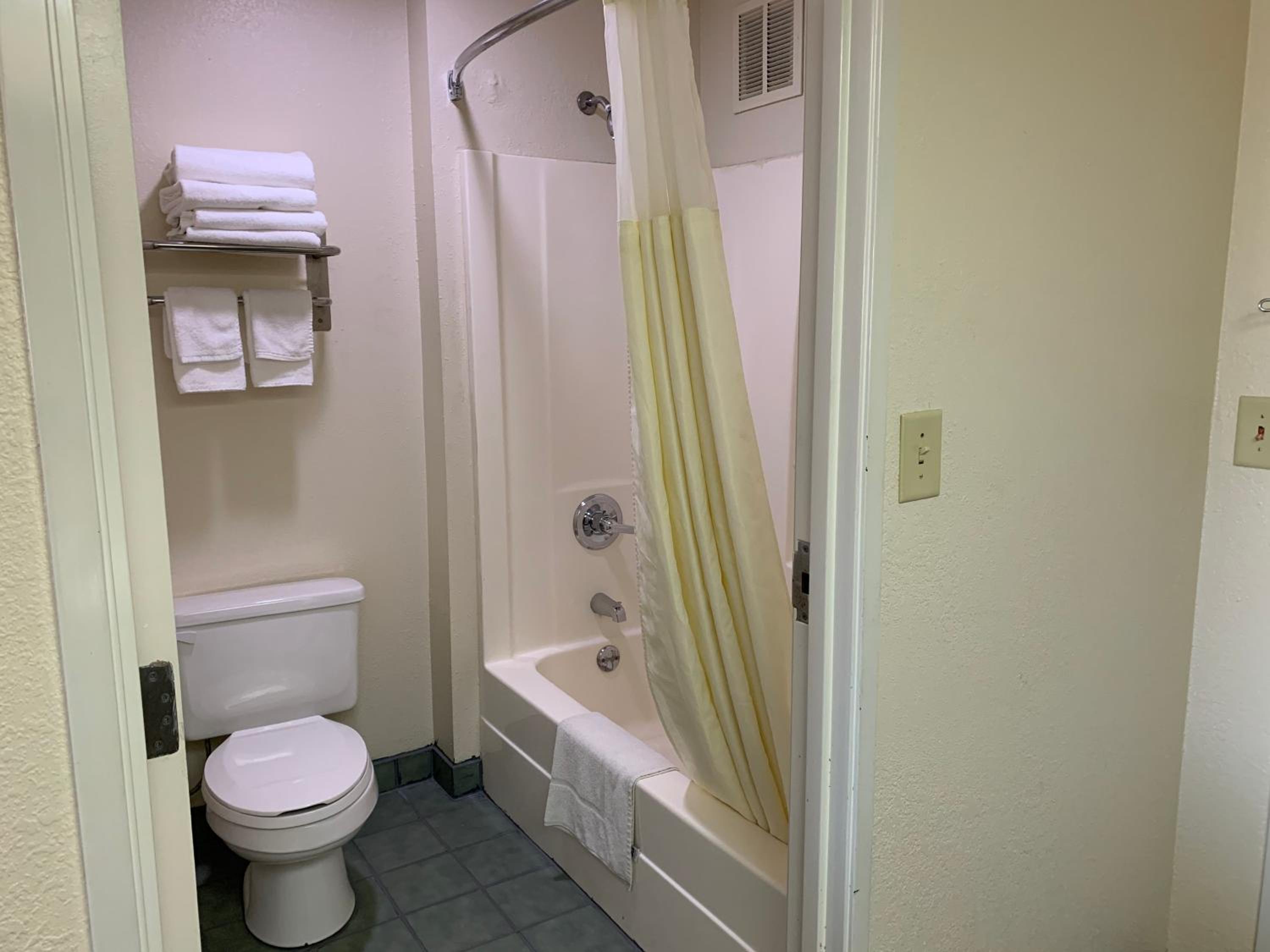 King Room - Non-Smoking photo 2