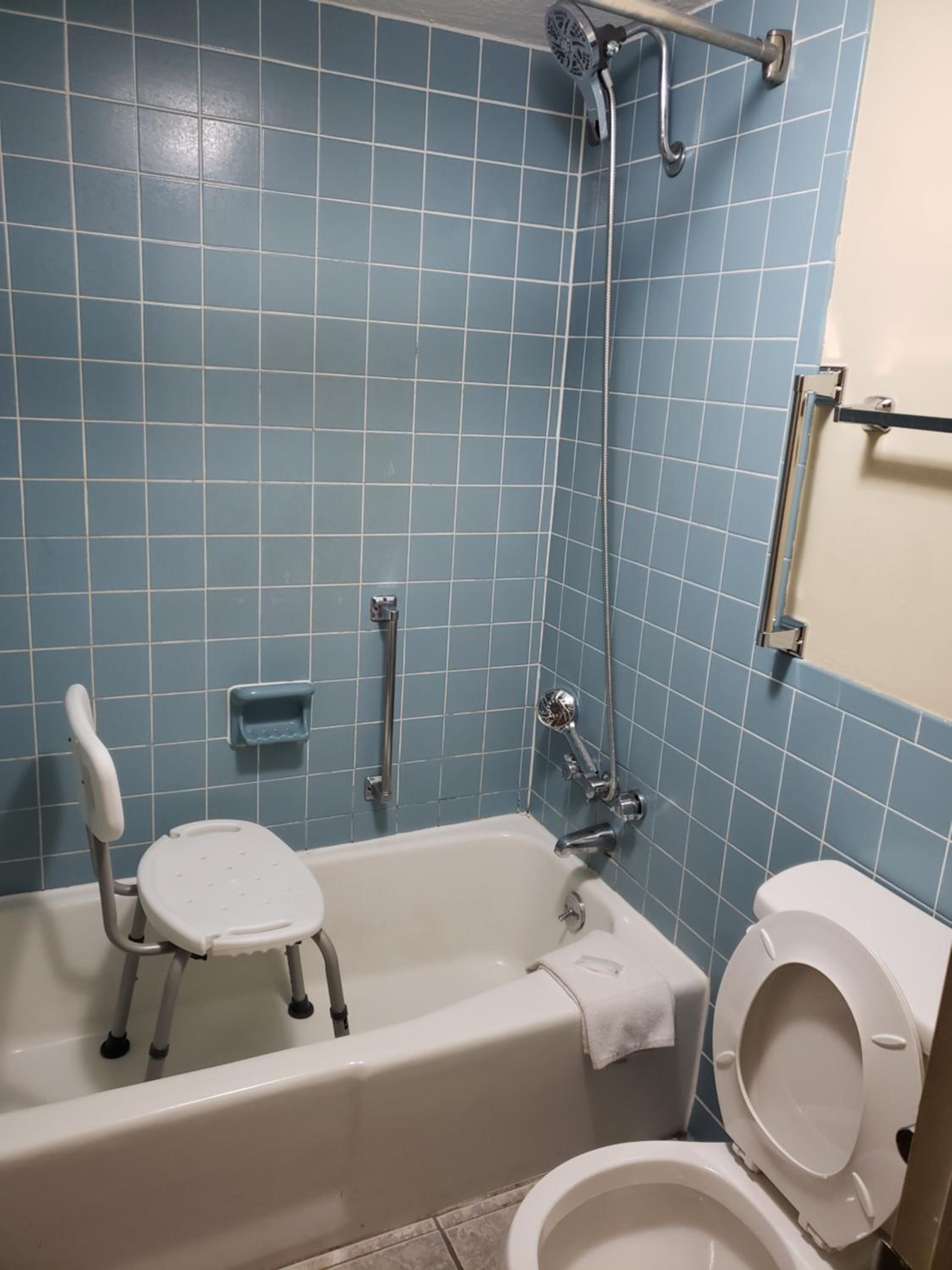 Queen Room with Two Queen Beds - Disability Access - Photo 3