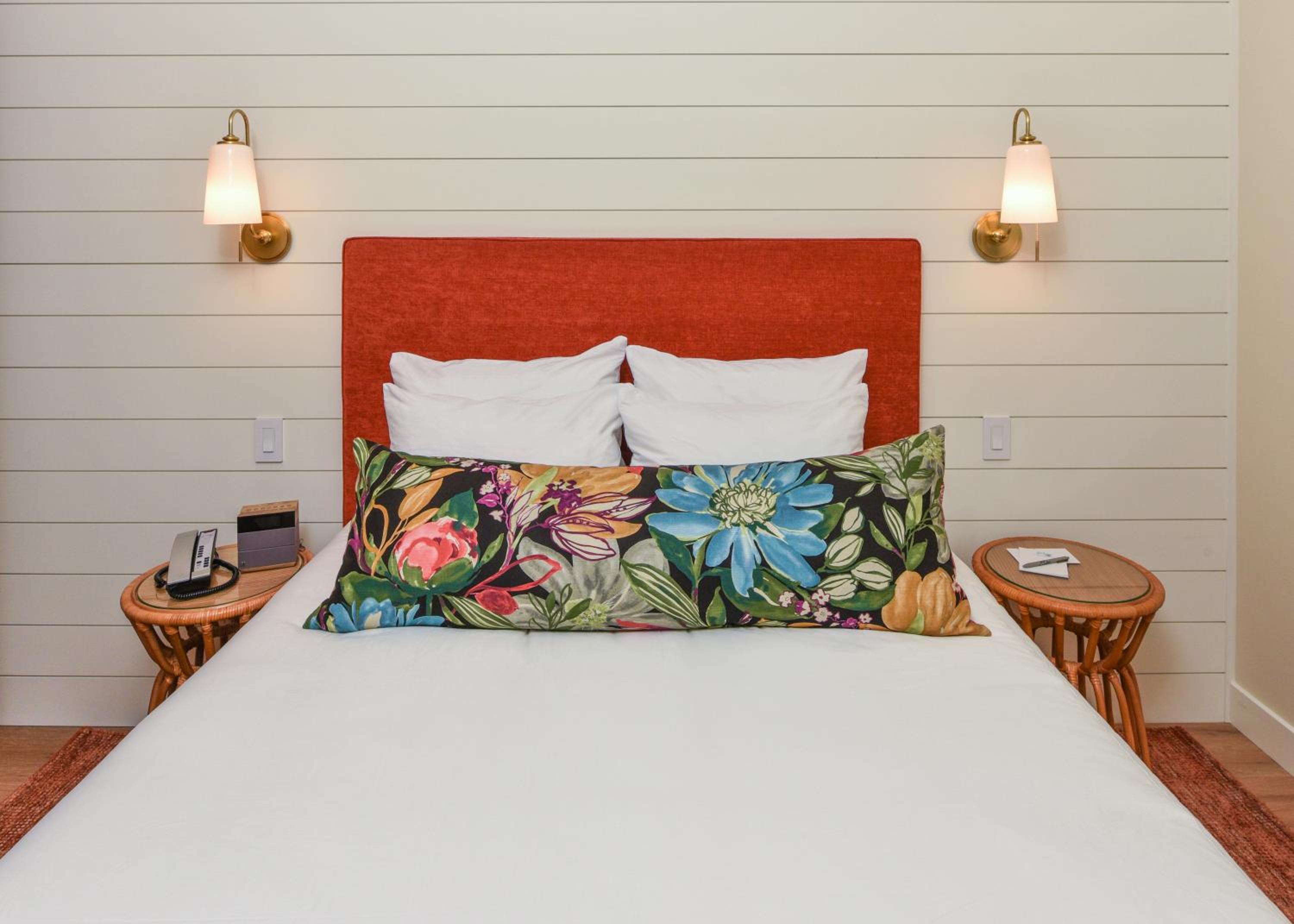 Queen Bed - Town View photo 2