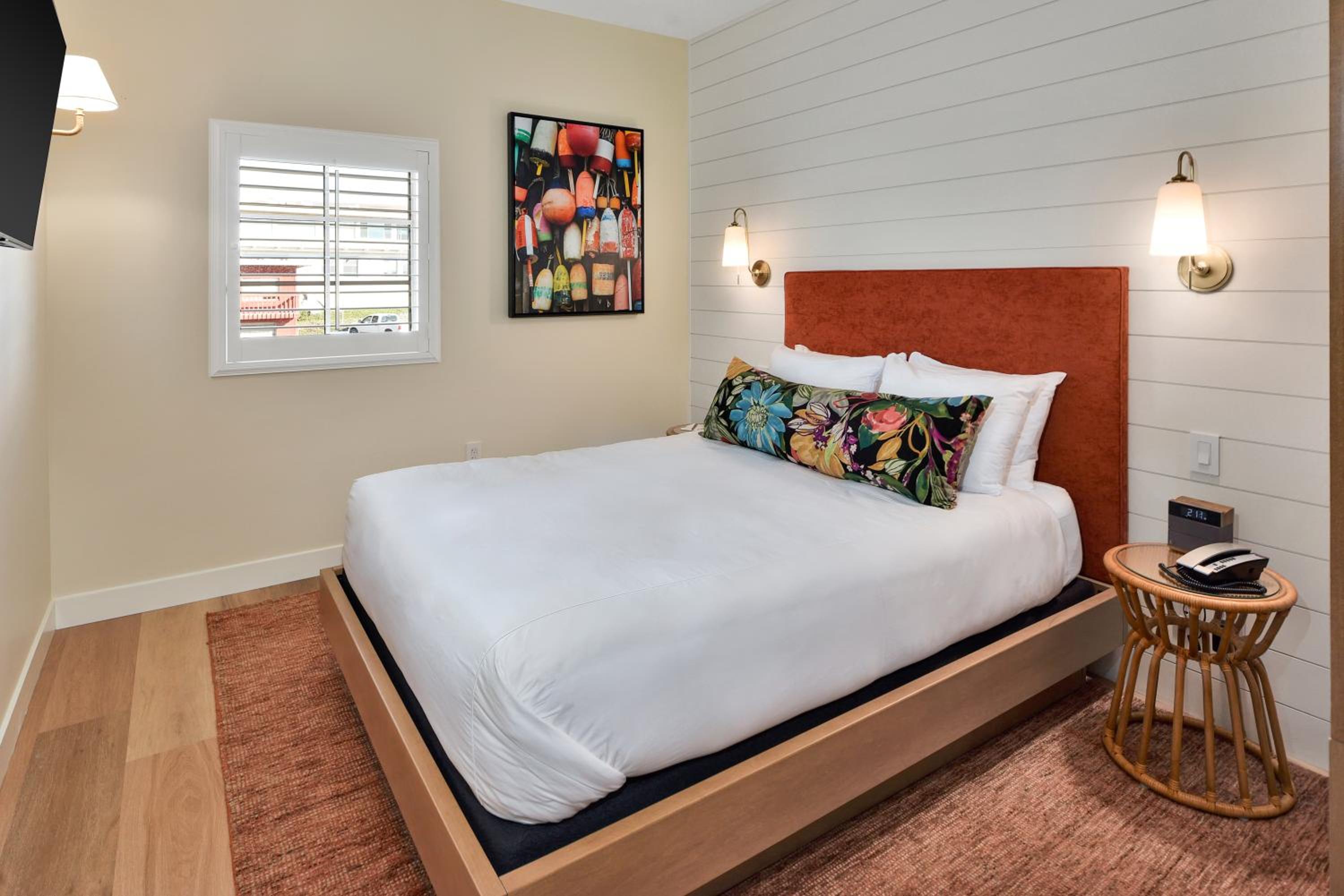 Queen Bed - Town View photo 1